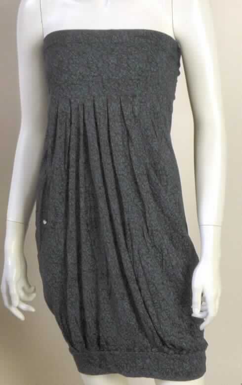 Kleid, sog. Dress Scene A, Art. Nr.: RW20511103, Größe S, Foto siehe Anlage,
- aus 0,5 mm dicken, buntbedruckten Gewirken aus lt. Antrag 100 % Viskose (künstliche Chemiefasern),
- bis über den halben Oberschenkel reichend (Rückenlänge in getragenem Zustand: 87 cm); kann
  aufgrund der Länge ohne ein weiteres, den Unterkörper bedeckendes Kleidungsstück (Rock oder Hose)
  getragen werden,
- trägerlos und schulterfrei,
- am oberen Rand mit einem angesetzten, etwa 3 cm breiten, elastischen Abschluss, 
- im oberen Bereich doppellagig gearbeitet,
- ohne Öffnung und ohne Verschluss,
- vorn mit zwei seitlich eingesetzten Taschen unterhalb der Taille,
- am unteren Rand mit einem angesetzten, etwa 6 cm breiten, verengenden Bund.

"Kleid aus Gewirken, für Frauen, aus künstlichen Chemiefasern"