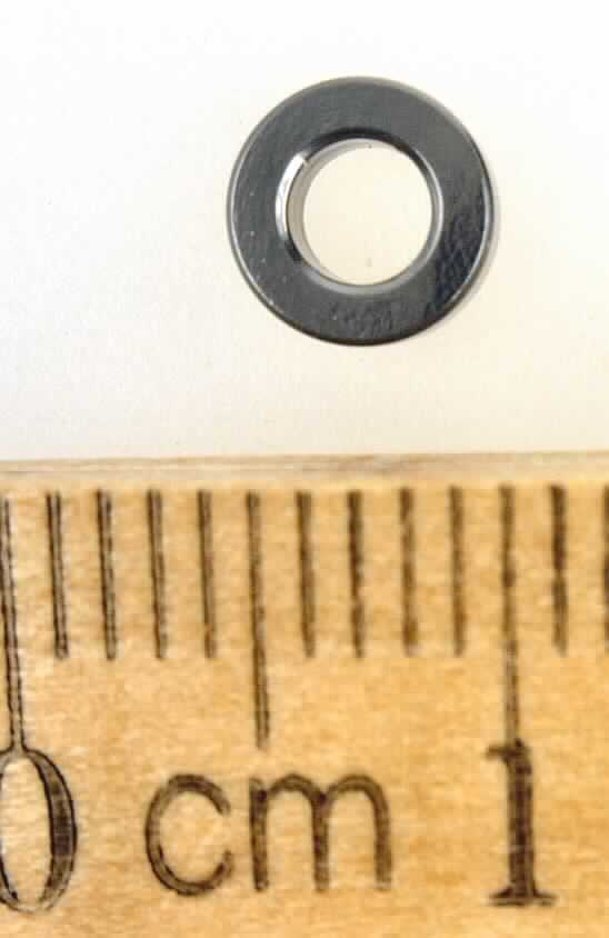 Es handelt sich um zylinderförmige, etwa 2 mm hohe Hohlerzeugnisse aus Aluminium mit einem Außendurchmesser von etwa 5,9 mm. Die Waren werden im Lenkungsarm von Modellautos eingebaut und dienen als Unterlegscheiben (lt. Antragstellerangaben) 
Jeweils ein Erzeugnis ist in einem Kunststoffbeutel mit bedrucktem Pappaufhänger verpackt. 

Abbildung siehe Anlage.

Derartige Erzeugnisse gehören als "andere Waren aus Aluminium (Unterlegscheiben)" zur Codenummer 7616 1000 99 des Integrierten Zolltarifs der EG (TARIC).