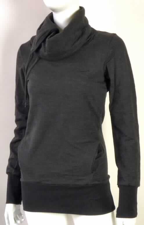 Pulloverähnliches Kleidungsstück, sog. Sweatshirt Lomo, Art.-Nr. RW 20510511, Größe S, Foto siehe Anlage,
- aus 0,8 mm dicken, buntgewirkten Gewirken aus lt. Antrag 60 % Baumwolle und 40 % Polyester (synthetische 
  Chemiefasern),
- über die Taille reichend (Rückenlänge: 66 cm),
- mit einem sehr hohen und weiten Kragen, der auf der rechten Vorderseite mit einer Öffnung mit Knopfverschluss 
  von links auf rechts (Männerkleidung) ausgestattet ist (u.a. somit keine Ware der Position 6106 und auch 
  keine Ware der Position 6109),
- mit langen Ärmeln mit angesetzten, verengenden Bündchen,
- mit einer eingesetzten Tasche in Art einer sog. Kängurutasche unterhalb der Taille,
- am unteren Rand mit einem ca. 11 cm breiten, angesetzten, nicht verengenden Bund.

"Pulloverähnliche Ware, aus Gewirken, aus Baumwolle, kein Unterziehpulli, für Männer"