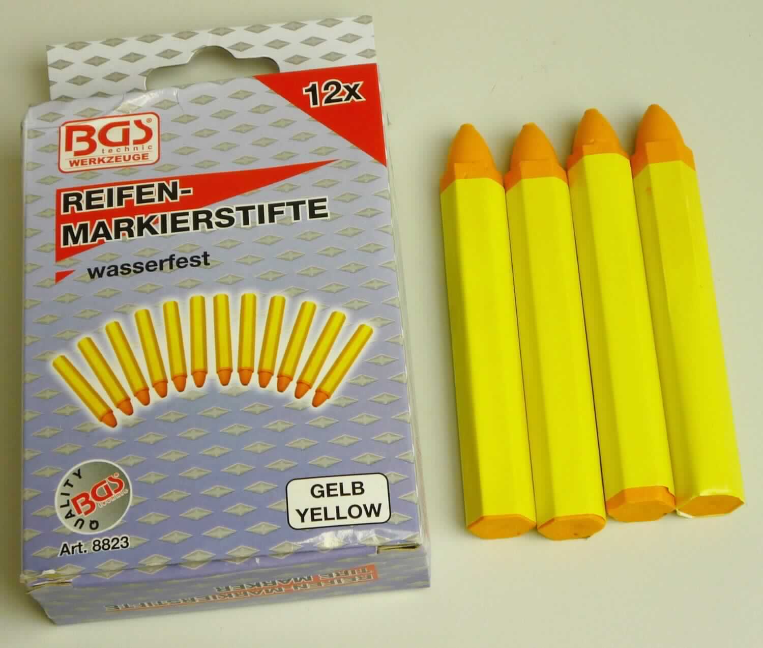 Bei der sog. Ware "Fettsignierstifte" handelt es sich um mit einfachem Schutzstreifen aus Papier umwickelte Stifte zum Markieren von z.B. Reifen und Metallen. 
Die aus Fett und Wachs bestehenden ca. 10,5 cm langen gelben Stifte sind wasserfest und werden in einer bedruckten Verpackung mit einem Inhalt von zwölf Stück geliefert. 

Die Ware ist als "Farbstift (ausgenommen Waren der Position 9608), nicht mit festem Schutzmantel, keine Mine für Stifte, andere als Pastellstifte und Zeichenkohle" einzureihen.