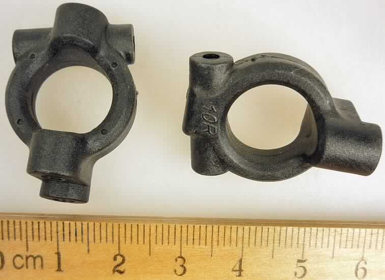 Es handelt sich um ein im Durchmesser ca. 2 cm großes, rundes Erzeugnis aus Kunststoff mit an zwei Seiten befindlichen Endstücken (ein Endstück mit zwei Löchern, das zweite Endstück mit drei Löchern), sog. C-Hub 10 Grad X4 Blizzard, das in Modellautos verwendet wird.
Die in einer durchsichtigen Kunststofftüte mit Pappheader verpackte Ware (Set von zwei Stück) kennzeichnet sich aufgrund der Form als erkennbares Teil für sowohl Bausätze von Modellautos als auch fertige Modellautos, jeweils mit Motor. Derartige Teile sind innerhalb der Position 9503 nach eigener Beschaffenheit einzureihen.

Das erkennbar hauptsächlich für eine Ware der Position 9503 bestimmte Teil ist als "andere als zuvor von der Position 9503 erfasste Ware aus Kunststoff" einzureihen.