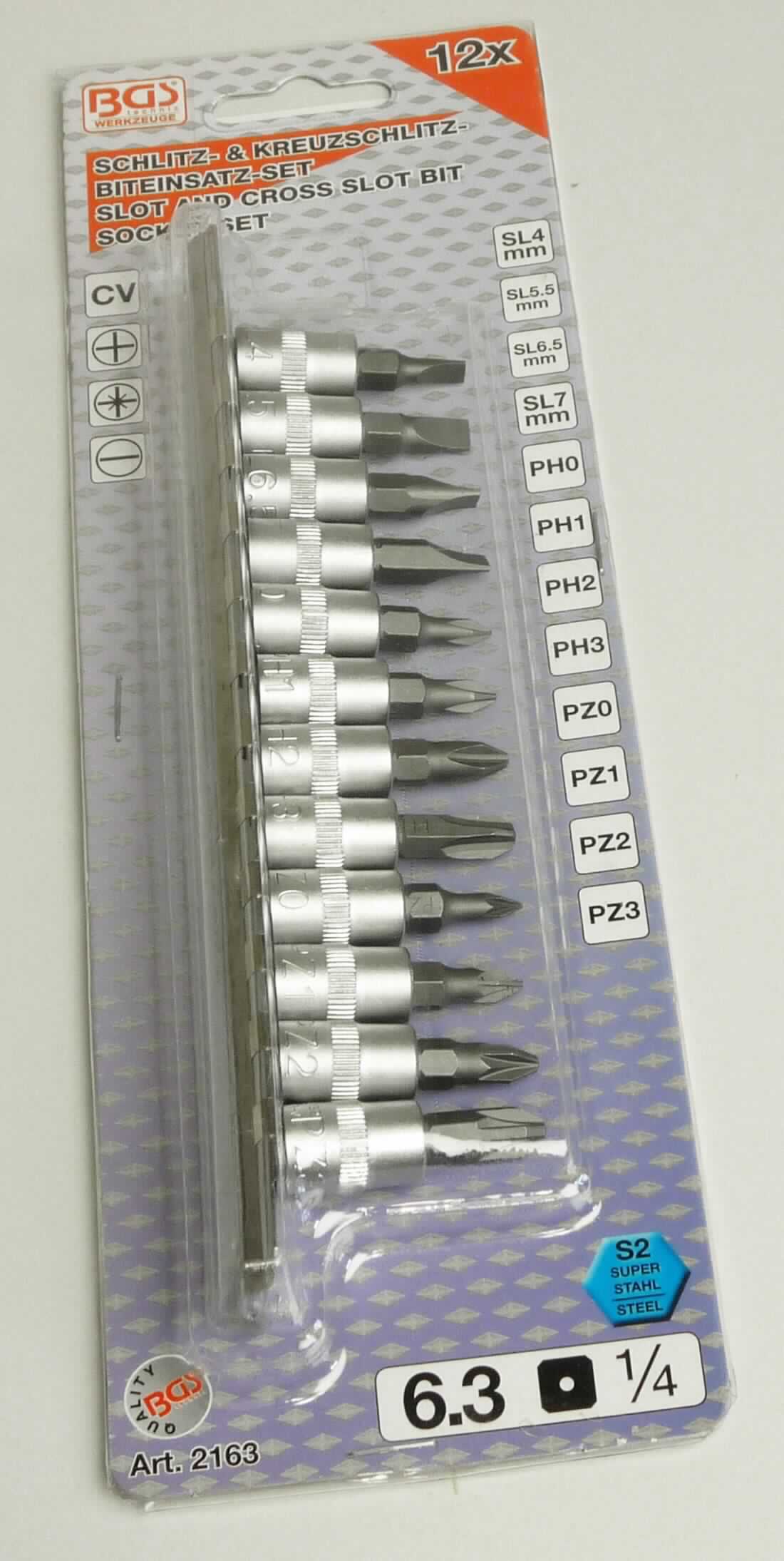 "Bit-Einsatz-Sortiment"
Warenzusammenstellung in Aufmachung für den Einzelverkauf, bestehend aus

- zwölf auswechselbaren Schraubendrehereinsätzen

- - mit einer Länge von ca. 35 mm, aus Chrom-Vanadium-Stahl

- - mit 1/4" Vierkantantrieb

- - in verschiedenen Ausfertigungen und Größen (4x Schlitz, 4x Kreuzschlitz, 4x Pozidriv)

- einer Metallschiene, auf die die Schraubendrehereinsätze aufgesteckt werden können; an
  jedem Ende mit einer Bohrung versehen um die Schiene z. B. an der Wand zu befestigen

- die Schraubendrehereinsätze bestimmen den Charakter der Warenzusammenstellung

- gemeinsam auf einem bedruckten Pappkarton aufgeblistert

Abbildung siehe Anlage.

Derartige Erzeugnisse gehören als "auswechselbare Werkzeuge (Schraubendrehereinsätze) zur Verwendung in mechanischen oder nichtmechanischen Handwerkzeugen oder in Werkzeugmaschinen, mit arbeitendem Teil aus unedlem Metall" zum TARIC-Code 8207 9030 00.