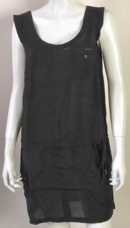 Kleid, sog. Dress Yapy, Art. Nr.: RW20511101, Größe S, Foto siehe Anlage,
- aus 0,2 mm dicken, einfarbigen Geweben aus lt. Antrag 100 % Viskose (künstliche Chemiefasern),
- bis über den halben Oberschenkel reichend (Rückenlänge: 86 cm); kann aufgrund der Länge ohne
  ein weiteres, den Unterkörper bedeckendes Kleidungsstück (Rock oder Hose) getragen werden,
- mit einem runden, halsfernen Halsausschnitt,
- ohne Öffnung und ohne Verschluss,
- mit ca. 7,5 cm breiten Schulterträgern,
- auf der linken Seite mit einer kleinen, eingesetzten Brusttasche mit Knopfverschluss,
- unterhalb der Taille (etwa in Hüfthöhe) mit einem Kordelzug und zwei seitlich aufgesetzten Taschen
  mit Druckknopfverschluss und Patte,
- mit zwei ca. 4 cm langen Seitenschlitzen,
- am unteren, geraden Rand durch Umschlagen und Festnähen gesäumt.

"Kleid aus Geweben, für Frauen, aus künstlichen Chemiefasern, nicht nach dem Batik-Verfahren handbedruckt"