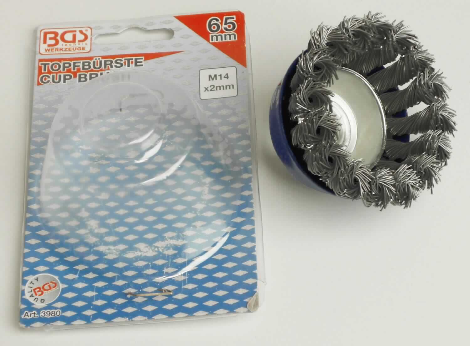 Bei der als "Topfbürste M14x2mm" bezeichneten Ware handelt es sich um einen Bürstenaufsatz mit einem Durchmesser von ca. 65 mm. Der Bürstenaufsatz besitzt Einzugsmaterial aus gezopftem Draht und ist mittig mit einem Gewinde zum Einsetzen auf Maschinen versehen.
Das Erzeugnis wird z. B. als Bürste zum Bearbeiten von großen Flächen, Schweißnähten, Metallplatten eingesetzt.

Die in einer Blisterverpackung aufgemachte Ware ist als "andere Bürsten als von den Unterpositionen (KN) 9603 10 bis 9603 40 erfasst, die Teile von Maschinen, Apparaten oder Fahrzeugen sind" einzureihen.