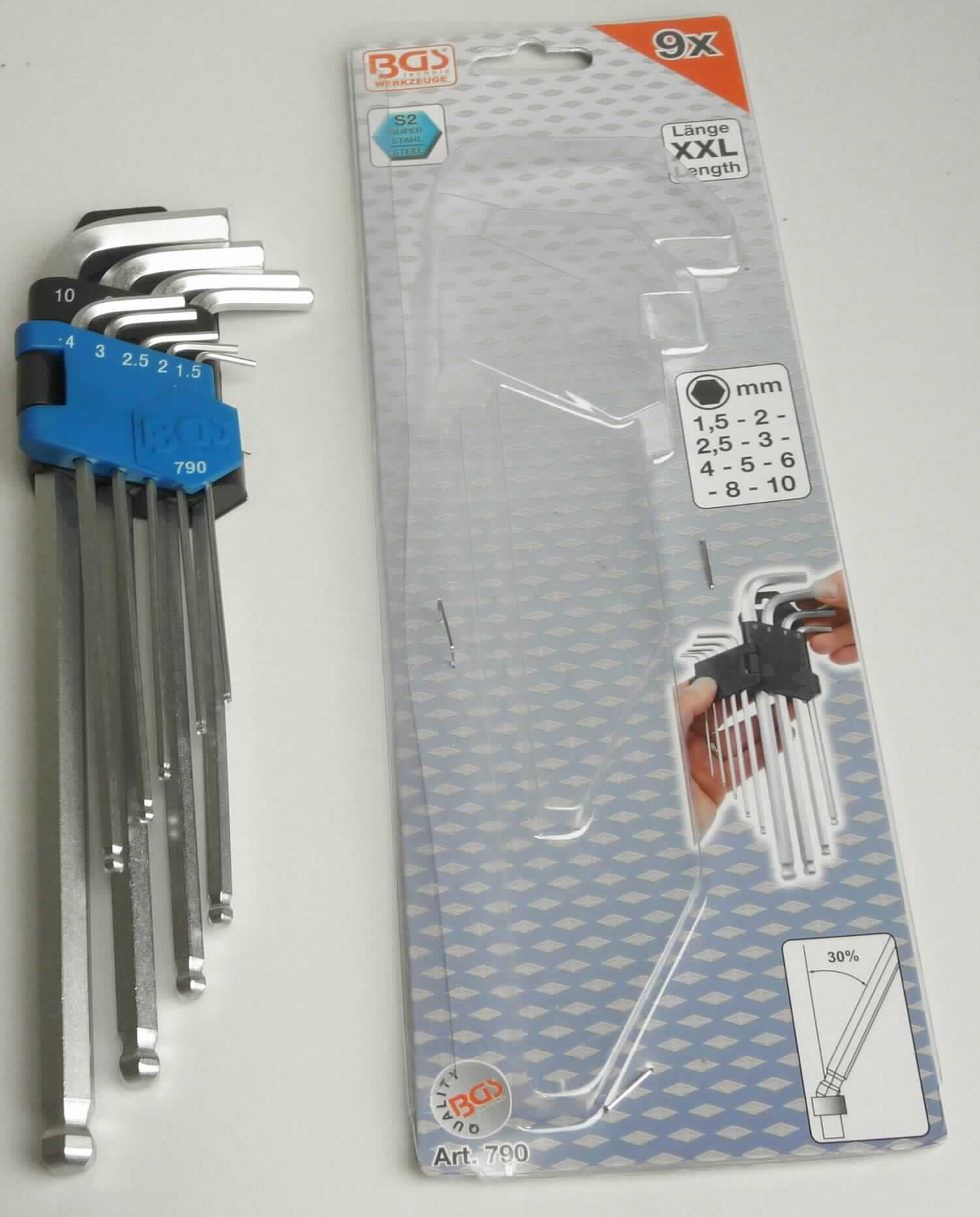 "Innen-6-Kant-Winkelschlüssel-Set, 9 - tlg."

- neun L-förmige Winkelschraubendreher (Innensechskantschlüssel) aus unedlem Metall in 
  neun verschiedenen Größen (1,5 mm, 2 mm, 2,5 mm, 3 mm, 4 mm, 5 mm, 6 mm, 8 mm, 10 mm),
  am Ende der jeweils längeren Seite zu einem Kugelkopf mit Außensechskant und am Ende der
  jeweils kürzeren Seite zu einem Außensechskant ausgearbeitet

- zum Festziehen und Lösen von Innensechskantschrauben

- in einer passgenauen, zum dauernden Gebrauch geeigneten Kunststoffhalterung sowie in einer
  Blisterverpackung aufgemacht

Abbildung siehe Anlage.

Derartige Erzeugnisse gehören als "von Hand zu betätigende Spannschlüssel mit arbeitendem Teil
aus unedlem Metall, mit nicht verstellbarer Spannweite" zum TARIC-Code 8204 1100 00.