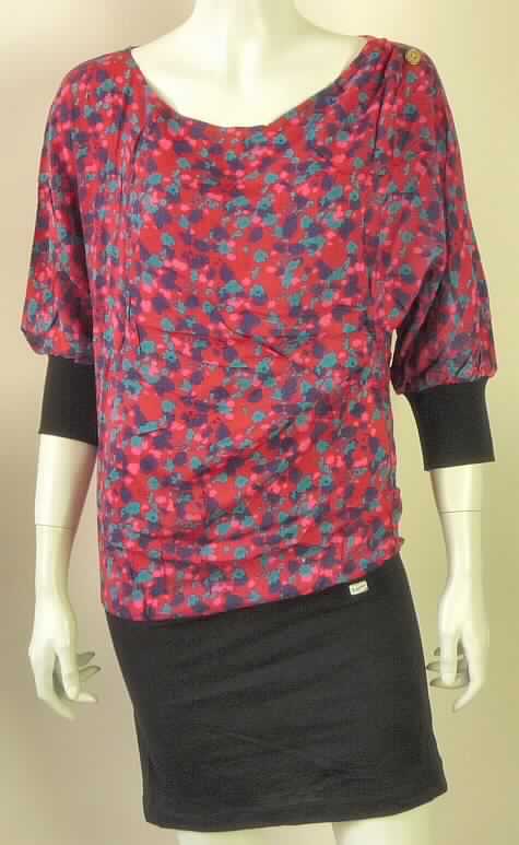 Kleid, sog. Dress Just, Art. Nr.: RW20511105, Größe S, Foto siehe Anlage,
- aus 0,2 mm dicken, buntbedruckten Geweben und im unteren Bereich aus 0,4 mm dicken, einfarbigen 
  Gewirken (in Art eines Bundes), beide Flächenerzeugnisse aus laut Antrag 100 % Viskose 
  (künstliche Chemiefasern),
- bis über den Schritt reichend (Rückenlänge: 86 cm), kann aufgrund der Länge ohne ein weiteres, 
  den Unterkörper bedeckendes Kleidungsstück (Rock oder Hose) getragen werden,
- mit runden, leicht halsfernen Halsausschnitt,
- ohne Öffnung und Verschluss,
- mit langen Ärmel, mit angesetzen, ca. 9 cm breiten, verengenden Bündchen aus Gewirken an den Ärmeln,
- einem Zierknopf auf der linken Schulter, 
- am unteren Rand durch Umschlagen und Festnähen gesäumt,
- das Gewebe bestimmt insbesondere im Hinblick auf den Umfang den Charakter der Ware.

"Kleid aus Geweben (charakterbestimmend), für Frauen, aus künstlichen Chemiefasern, nicht nach dem 
 Batik-Verfahren handbedruckt und aus Gewirken"
