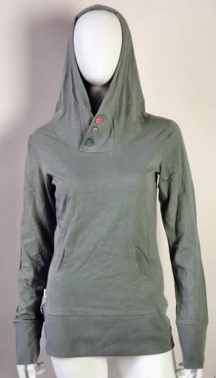 Pulloverähnliches Kleidungsstück, sog. Longsleeve Chelsea, Art. Nr.: RW20510203, Größe S, Foto siehe Anlage,
- aus 0,4 mm dicken, melierten Gewirken aus laut Antrag 100 % Baumwolle,
- bis über die Taille reichend (Rückenlänge: 67 cm),
- mit einer angesetzten, doppelt gearbeiteten Kapuze mit einem Knopfverschluss von links über 
  rechts (Männerkleidung), die den Hals wie ein pullovertypischer hoher Kragen umschließt,
- mit langen Ärmeln, an den Ärmelenden mit angesetzten, leicht verengenden Bündchen,
- vorn mit einer großen aufgesetzten Tasche (sog. Kängurutasche) unterhalb der Taille,
- am unteren Rand mit einem angesetzten, etwa 10,5 cm breiten, nicht verengenden Bund.

"Pulloverähnliches Kleidungsstück aus Gewirken, aus Baumwolle, kein Unterziehpulli, für Männer"