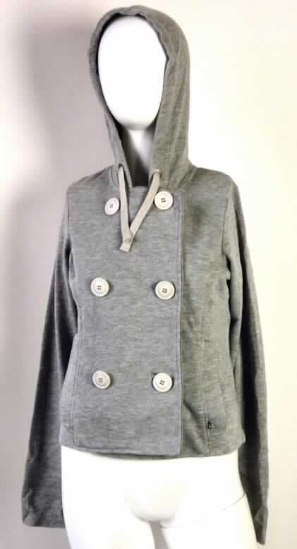 Jacke, sog. Sweatshirt Rainey, Art. Nr.: RW20510509, Größe S, Foto siehe Anlage, 
- aus 0,7 mm dicken, melierten Gewirken aus laut Antrag 80 % Baumwolle und 20 % Polyester
  (synthetische Chemiefasern); ungefüttert, 
- über die Taille reichend (Rückenlänge: 53 cm),
- mit einer angesetzten doppelt gearbeiteten Kapuze mit Kordelzug,
- in sieben Längsbahnen gearbeitet,
- vorn mit einer durchgehenden Öffnung mit einem 16 cm breiten Untertritt und einem zweireihigen
  Knopfverschluss von rechts über links (Frauenkleidung),
- mit langen Ärmeln, an den Ärmelenden umgeschlagen und festgenäht,
- vorn mit zwei eingesetzten Taschen unterhalb der Taille,
- am unteren Rand durch Umschlagen und Festnähen gesäumt,
- kennzeichnet sich aufgrund des allgemeinen Aussehens und der Ausstattung (u.a. zweireihiger 
  Knopfverschluss mit breitem Untertritt und Bahnenschnitt) als Jacke, somit kein Kleidungsstück
  der Position 6110,
- wird üblicherweise nicht über jeder anderen Kleidung getragen, somit auch kein Kleidungsstück 
  der Position 6102.

"Jacke aus Gewirken, für Frauen, aus Baumwolle"
