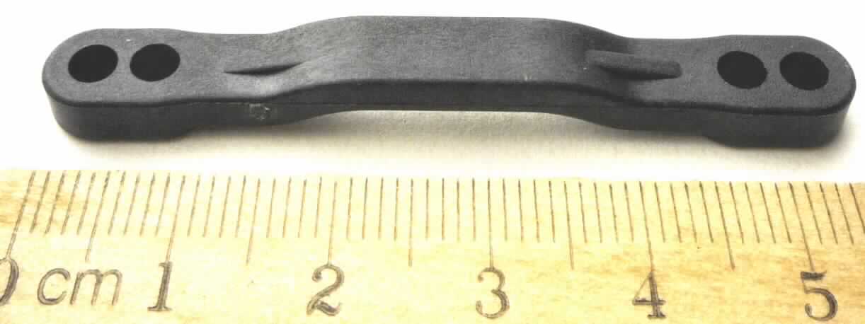 Es handelt sich um eine ca. 5,8 x 0,6 x 0,6 cm große Ware in Form einer Strebe aus Kunststoff, sog. Steering Rack Blizzard (Shock Cap Ball (4) Blizzard), die als Ackermannstrebe für Modellautos verwendet wird. Die Mitte ist leicht wellenförmig gestaltet, die Enden sind abgerundet und mit jeweils zwei Löchern ausgestattet.
Die in einer durchsichtigen Kunststofftüte mit Pappheader verpackte Ware kennzeichnet sich aufgrund der Form als erkennbares Teil für sowohl Bausätze von Modellautos als auch fertige Modellautos, jeweils mit Motor. Derartige Teile sind innerhalb der Position 9503 nach eigener Beschaffenheit einzureihen.

Das erkennbar hauptsächlich für eine Ware der Position 9503 bestimmte Teil ist als "andere als zuvor von der Position 9503 erfasste Ware aus Kunststoff" einzureihen.
