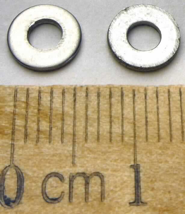 Es handelt sich um flache, geschlossene, ringförmige Scheiben aus Stahl (kein nicht rostender Stahl) mit kreisrunder, mittiger Lochung.
Die Erzeugnisse sind zu jeweils zwei Stück in einem Kunststoffbeutel mit Pappaufhänger verpackt und zum Einbau in Modellautos (als Unterlegscheiben) bestimmt. Die Waren werden nicht über Malaysia versandt.
- Antragstellerangaben -

Außendurchmesser: ca. 7 mm
Lochdurchmesser: ca. 3 mm

Abbildung siehe Anlage.

Derartige Erzeugnisse gehören als "andere Unterlegscheiben aus Stahl" zur Codenummer 7318 2200 98 des Integrierten Zolltarifs der EG (TARIC).
