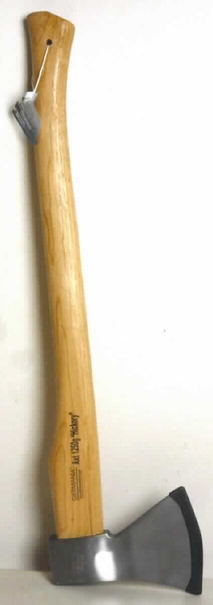 "Axt"

- ca. 70 cm langes Werkzeug, bestehend aus einem Stiel aus Holz und einem Spaltkopf
  aus Stahl, auf einer Seite zu einer Schneide ausgearbeitet, mit einer Schutzkappe aus
  Kunststoff versehen

- insgesamt mit einem Gewicht von 1250 g

- für alle anfallenden Forst-, Landwirtschafts- oder Handwerksarbeiten

- mit einer Kunststofftüte über dem Spaltkopf verpackt

Abbildung siehe Anlage.

Derartige Erzeugnisse gehören als "Äxte, mit arbeitendem Teil aus unedlem Metall" zum
TARIC-Code 8201 4000 00.