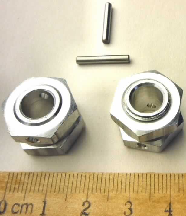 Es handelt sich um Zusammenstellungen für den Modellbau, bestehend aus zwei Schrauben und zwei Muttern (charakterbestimmend) aus Aluminium (lt. Antragstellerangabe) und zwei Stiften aus Stahl:
- zwei Schrauben mit Kopf mit Außensechskant, der an zwei gegenüberliegenden
  Seitenflächen eine durchgehende Bohrung zur Aufnahme eines Sicherungsstifts aufweist; 
  mit einem fast bis zum Kopf reichenden Gewinde mit stumpfem Ende und einer vom Kopf
  bis zum Gewindeende reichenden Durchgangsbohrung (Gesamtlänge: etwa 14,2 mm;
  Gewindedurchmesser: etwa 11,9 mm),
- zwei Sechskantmuttern mit Innengewinde und einer den vorgenannten Schrauben 
  entsprechenden Lochweite sowie
- zwei etwa 17 mm lange Sicherungsstifte mit stumpfen Enden.
Die Erzeugnisse dienen zur Befestigung von Rädern bei Modellautos und sind in einem Kunststoffbeutel mit bedrucktem Pappaufhänger für den Einzelverkauf aufgemacht.

Abbildung siehe Anlage.

Derartige Erzeugnisse gehören als "andere Waren aus Aluminium (Schrauben und Muttern)" zur Codenummer 7616 1000 99 des Integrierten Zolltarifs der EG (TARIC).