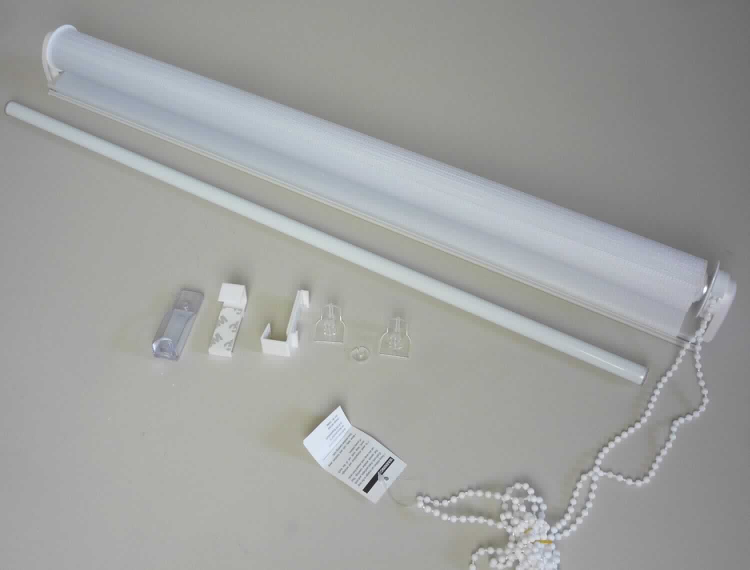 Gardine (Innenrollo), sog. Sonnenschutz-Duo-Rollo, Art. 100880..., Foto siehe Anlage
- in einer gemeinsamen Verkaufsumschließung zusammen mit Montagematerial (Kunststoffteile) verpackt,
- in den Abmessungen von ca. 160 cm x 60 cm (Höhe x Breite),
- bestehend aus einem durchscheinenden, lichtdurchlässigen, einfarbigen Gewebe aus laut Antrag Polyester 
  (synthetische Chemiefasern), das abwechselnd transparent und blickdicht gewebt ist und zweilagig verwendet 
  wird,
- mit einer Kopfleiste sowie einem Rohr, das am unteren Ende eingelegt wird; aus laut Antrag Aluminium und 
  Kunststoff,
- durch Zusammenfügen konfektioniert, 
- mit einer Kette stufenlos verstellbar,
- das Gewebe bestimmt nach dem Umfang und im Hinblick auf die Verwendung den Charakter der Ware.

"Gardine, aus Spinnstoffen, aus Geweben, aus synthetischen Chemiefasern"