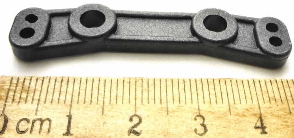 Es handelt sich um eine ca. 5,2 x 1 x 0,4 cm große Ware in Form einer Strebe aus Kunststoff, sog. Steering Plate, die als Lenkplatte (Xpro/XTpro) für Modellautos verwendet wird. Die Strebe ist mit leicht abgewinkelten Enden und insgesamt sechs Löchern ausgestattet. 
Die in einer durchsichtigen Kunststofftüte mit Pappheader verpackte Ware kennzeichnet sich aufgrund der Form als erkennbares Teil für sowohl Bausätze von Modellautos als auch fertige Modellautos, jeweils mit Motor. Derartige Teile sind innerhalb der Position 9503 nach eigener Beschaffenheit einzureihen.

Das erkennbar hauptsächlich für eine Ware der Position 9503 bestimmte Teil ist als "andere als zuvor von der Position 9503 erfasste Ware aus Kunststoff" einzureihen.