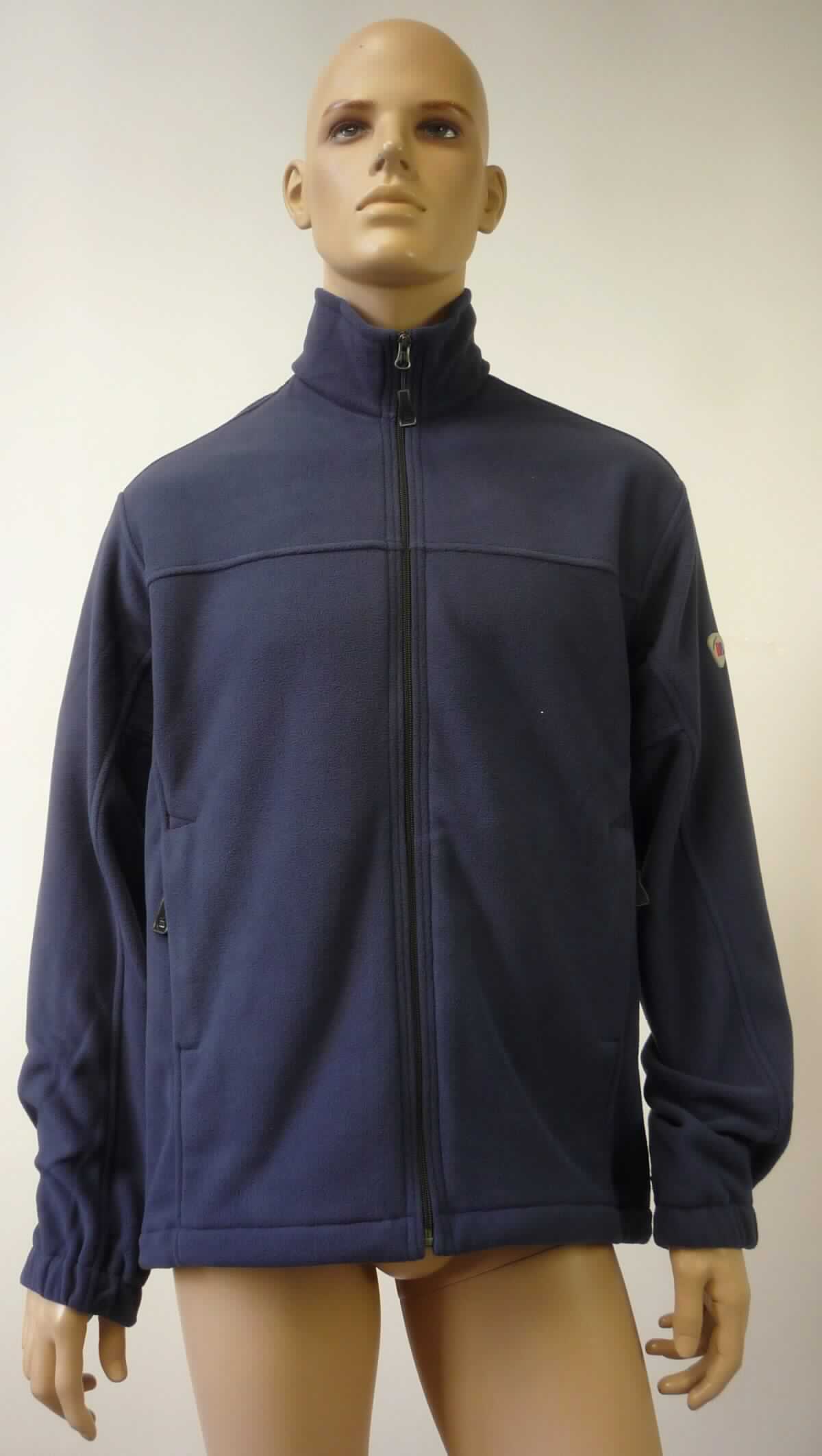 Blouson, sog. Fleecejacke, Größe M, Foto siehe Anlage,
- aus ca. 2,0 mm dicken, einfarbigen, beidseitig gerauten Gewirken (sog. Fleece) aus laut Antrag 100 % Polyester
  (synthetische Chemiefasern),
- über den Schritt reichend (Rückenlänge: ca. 76 cm),
- mit einem Stehkragen,
- vorn mit einer durchgehenden Öffnung mit einem bis in die Kragenspitzen reichenden Reißverschluss,
- ohne Hinweise auf den Trägerkreis (unisex),
- mit langen Ärmeln, die über den unteren Rand des Kleidungsstücks hinausreichen; an den Ärmelenden
  mit einem verengenden Abschluss,
- vorn mit zwei eingesetzten Taschen mit Reißverschluss unterhalb der Taille,
- am unteren Rand mit einem Tunnelzug zu verengen,
- erfüllt die Merkmale zur Einreihung als Blouson, somit keine Jacke oder Strickjacke.
 
"Blouson, aus Gewirken, für Frauen, aus Chemiefasern"