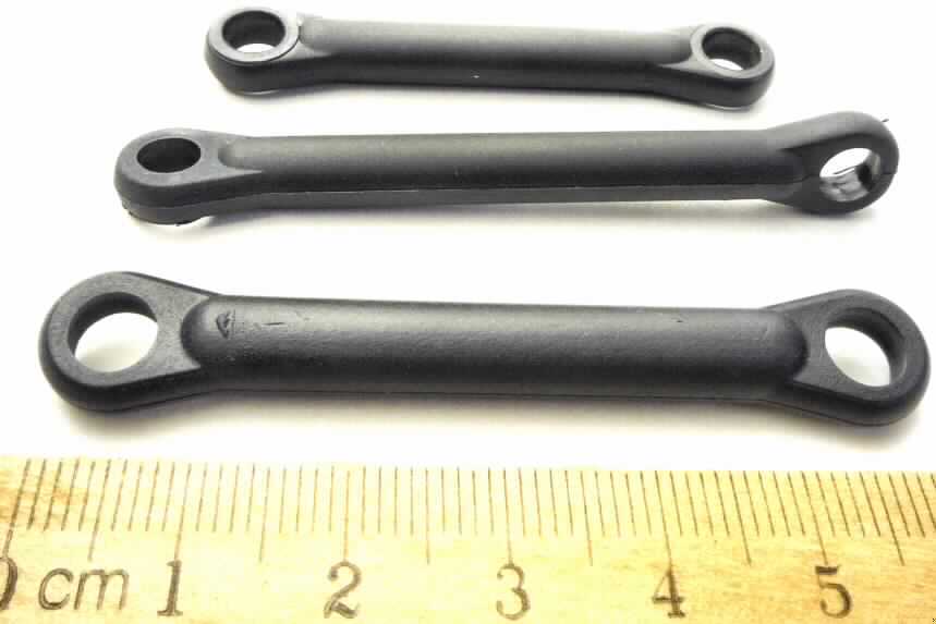 Es handelt sich um eine ca. 6 cm lange und 0,6 cm breite Ware aus Kunststoff mit je einem Loch an jedem Ende, sog. Lenkgestänge für MS & RF, das in Modellautos verwendet wird.
Die in einer durchsichtigen Kunststofftüte mit Pappheader verpackte Ware (Set von vier Stück) kennzeichnet sich aufgrund der Form als erkennbares Teil für sowohl Bausätze von Modellautos als auch fertige Modellautos, jeweils mit Motor. Derartige Teile sind innerhalb der Position 9503 nach eigener Beschaffenheit einzureihen.

Das erkennbar hauptsächlich für eine Ware der Position 9503 bestimmte Teil ist als "andere als zuvor von der Position 9503 erfasste Ware aus Kunststoff" einzureihen.