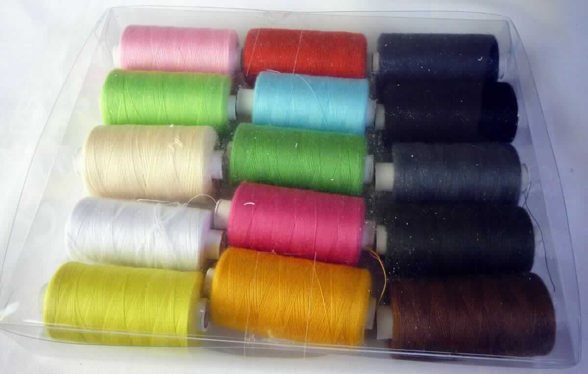 Nähgarn, sog. Nähmaschinen-Syngarn, Foto siehe Anlage,
- als 15-teiliges Sortiment (Nähgarn in verschiedenen Farben) in einer Kunststoffschachtel verpackt,
- laut Untersuchungsergebnis:
-- aus synthetischen Spinnfasern (laut Antrag: Polyester),
-- auf Spulen, mit einem Gewicht einschließlich Unterlage von ca. 18 Gramm (in Aufmachung für den 
   Einzelverkauf),
-- gezwirnt, mit einer Z-Drehung als letzter Drehung,
-- appretiert.

"Nähgarne aus synthetischen Spinnfasern, in Aufmachung für den Einzelverkauf"
