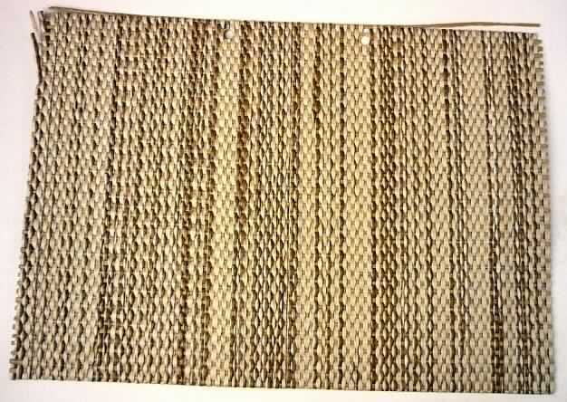 Nach den Antragsangaben und der vorliegenden Warenprobe handelt es sich um eine Meterware aus Papierflechtstoffen in Naturtönen. 

Die als Abschnitt vorliegende Ware besteht aus einem Gewebe in Leinwandbindung, zusammengesetzt aus schmalen (1-2 mm) einfarbigen Fäden (gefaltete und gedrehte Papiergarne im Sinne der Position 5308) und etwas breiteren (2-3 mm) zweifarbigen Fäden (gefaltete Papierstreifen im Sinne des Kapitels 48).

Nach Untersuchungen des Wissenschaftlichen Referates betragen die Anteile der Papiergarne 29,6 GHT bzw. der Papierstreifen 70,4 GHT. 

Das sogenannte Keilbezugsmaterial wird auf Keilabsätzen von Schuhen geklebt.

Zolltarifrechtlich handelt es sich um "Flechtstoffe, in Flächenform verwebt, andere als in Unterpositionen 4601 21 bis 4601 94 genannt, andere als Geflechte oder ähnliche Waren aus Flechtstoffen".