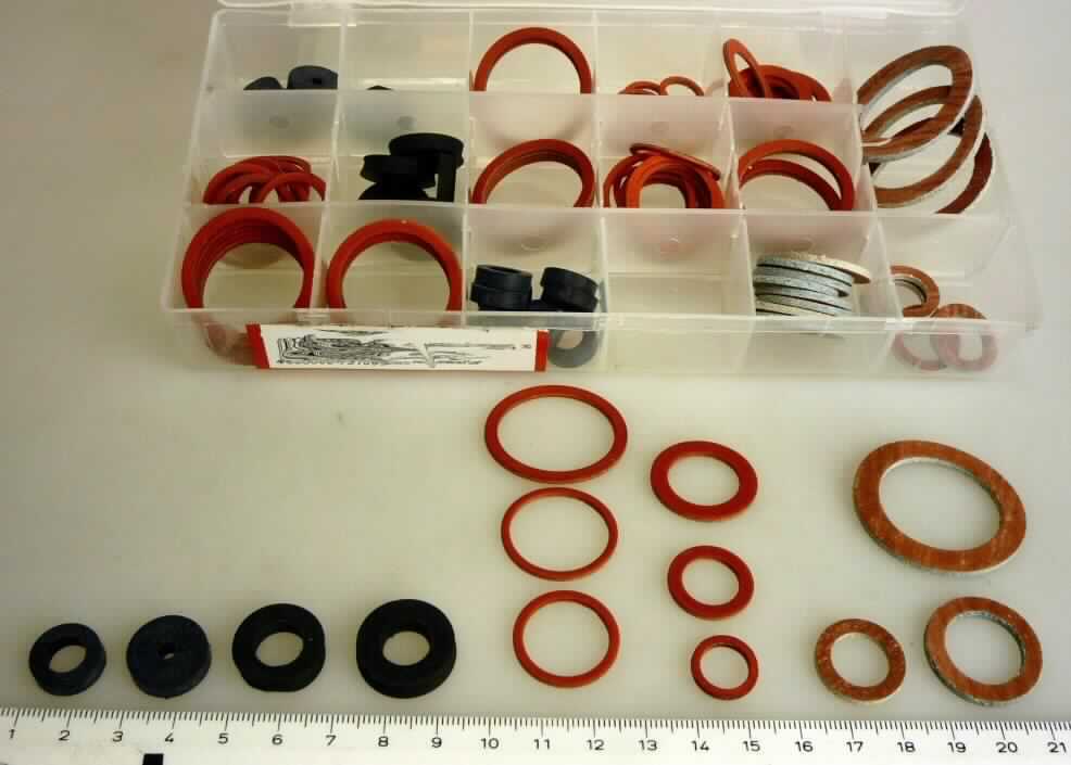 Dichtungssortiment, Zusammenstellung von insgesamt 141 Stück Dichtungen unterschiedlicher Größe und verschiedenen Materials (mineralfaserverstärktes Papier und Weichkautschuk [EPDM]), gemeinsam einzelhandelsfertig verpackt in einer transparenten Kunststoffbox mit mehreren Fächern (Sortimentskasten) und aufgeklebtem Etikett, zur Verwendung in Hausinstallationen.

Die Ware ist als "Zusammenstellung von Dichtungen verschiedener stofflicher Beschaffenheit, in Beuteln, Kartons oder ähnlichen Umschließungen, nicht für zivile Luftfahrzeuge" einzureihen.