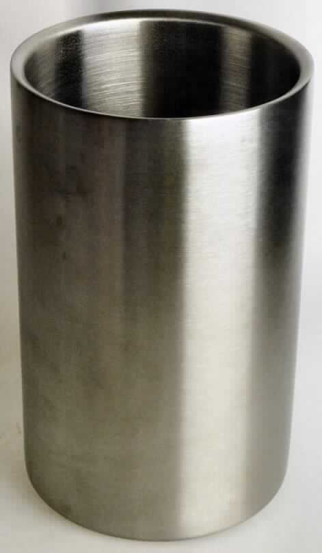 Es handelt sich um ca. 19 cm hohe, zylinderförmige Erzeugnisse aus nicht rostendem Stahl (lt. Antragstellerangabe). Sie dienen zur Aufnahme und Kühlung z. B. einer Weinflasche bei Tisch.
Innendurchmesser: ca. 11 cm

Abbildung siehe Anlage.

Derartige Erzeugnisse gehören als "Haushaltsartikel (Artikel für den Tischgebrauch) aus nicht rostendem Stahl" zur Codenummer 7323 9310 00 0 des Elektronischen Zolltarifs.