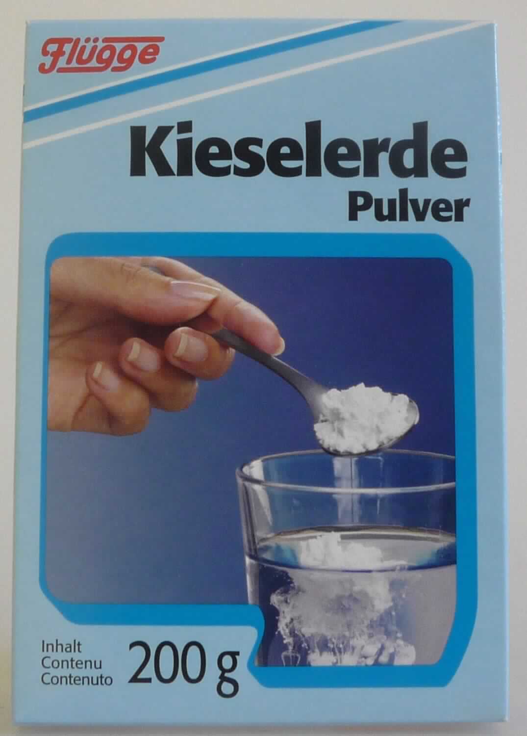 Angaben: 
Kieselerdepulver, bestehend aus mit Natriumcarbonat gebrannter Kieselgur. Die in bedruckten 100-g- und 200-g-Pappschachteln gehandelte Ware soll bei Störungen des Nagel- und Haarwachstums als Nahrungsergänzungsmittel eingenommen werden.

Feststellungen:
Feines, weißes Pulver in einer verschweißten Folienverpackung, mit einer bunt bedruckten Pappschachtel als Umverpackung, u.a. mit der Aufschrift "Kieselerde Pulver" sowie Angaben zur Anwendung.

Befund:
Aktivierte mineralische Stoffe, mit Natriumcarbonat fluxcalcinierte Kieselgur, andere.