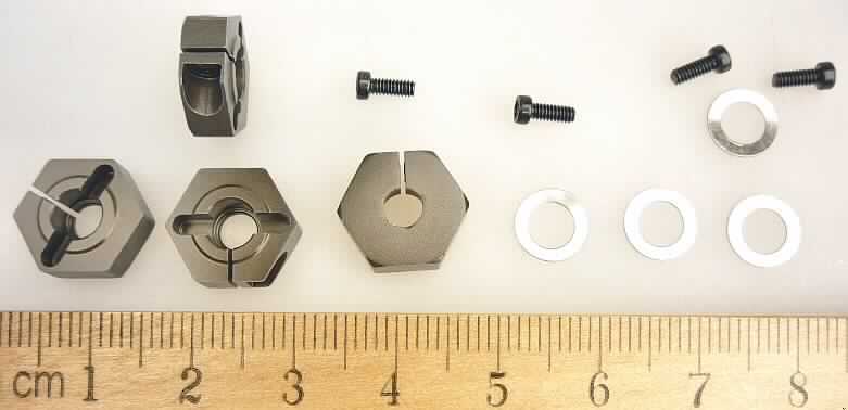 "Alu-Sechskantmitnehmer"; es handelt sich um Zusammenstellungen für den Modellbau, bestehend aus vier (charakterbestimmenden) sog. Alu Hex Mounts aus einer Aluminiumlegierung mit gewichtsmäßig vorherrschendem Aluminiumgehalt (lt. Angabe des Antragstellers) und je vier Unterlegscheiben und Schrauben aus Stahl:
- vier "mutternähnliche", nicht geschlossene Erzeugnisse mit Außensechskant, der an zwei 
  nebeneinanderliegenden Seiten jeweils eine Lochung mit Gewinde zur Durchführung einer 
  Schraube aufweist, mit Hilfe derer sich die Öffnung der Erzeugnisse verengen lässt; mit 
  zwei länglichen Aussparungen versehen; 
- vier Unterlegscheiben mit einem Außendurchmesser von etwa 8 mm und
- vier Schrauben mit über den gesamten Schaft bis zum Kopf reichendem Gewinde und 
  stumpfem Schaftende (Gesamtlänge: etwa 6,4 mm).

Die Waren sind gemeinsam in einem Kunststoffbeutel mit bedrucktem Pappaufhänger für den Einzelverkauf aufgemacht.

Abbildung siehe Anlage.

Derartige Erzeugnisse gehören als "andere Waren aus Aluminium" zur Codenummer 7616 1000 99 des Integrierten Zolltarifs der EG (TARIC).