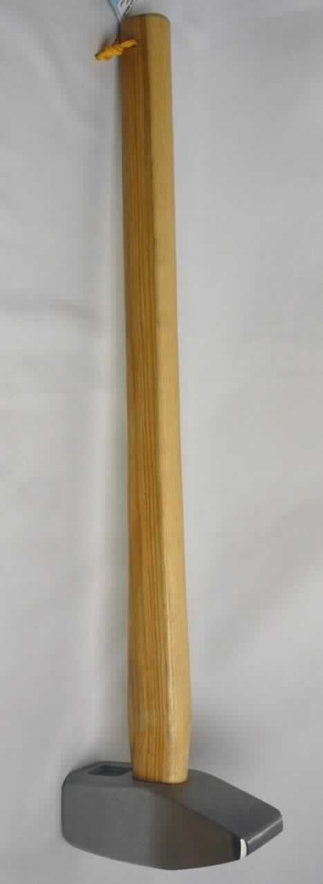 "Vorschlaghammer"

- ca. 60 cm langes Werkzeug, mit einem Stiel aus Holz und einem Hammerkopf aus
  Stahl, auf einer Seite spitz zulaufend, auf der anderen Seite abgeflacht

- insgesamt mit einem Gewicht von 3 kg

- mit einer Kunststofftüte über dem Hammerkopf verpackt

Abbildung siehe Anlage.

Derartige Erzeugnisse gehören als "Hämmer, mit arbeitendem Teil aus unedlem Metall" zum
TARIC-Code 8205 2000 00.