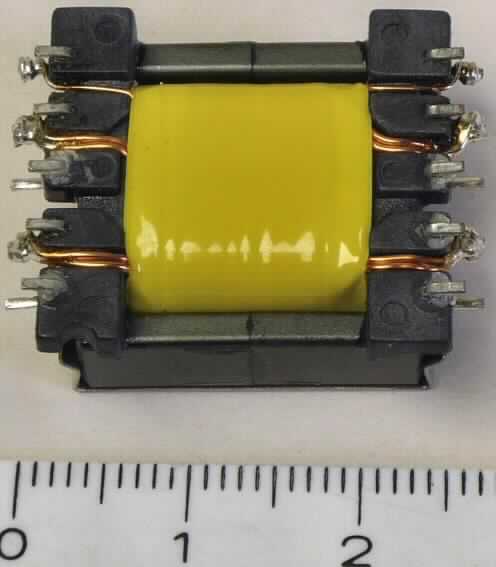Transformator
- aus drei induktiv gekoppelten Kupferdrahtwicklungen mit verschiedenen Windungen mit einem gemeinsamen Ferritkern in einem SMD-Gehäuse mit zehn Anschlusspins,
- mit einer Leistung von weniger als 1 kVA,
- zur Verwendung in Geräten verschiedener Anwendungsbereiche bestimmt.

Das Erzeugnis ist als "elektrischer Transformator, kein Transformator mit Flüssigkeitsisolation, mit einer Leistung von 1 kVA oder weniger, kein Messwandler, nicht für zivile Luftfahrzeuge, nicht von den Taric-Unterpositionen 8504 3180 10 bis 8504 3180 40 erfasst" einzureihen.