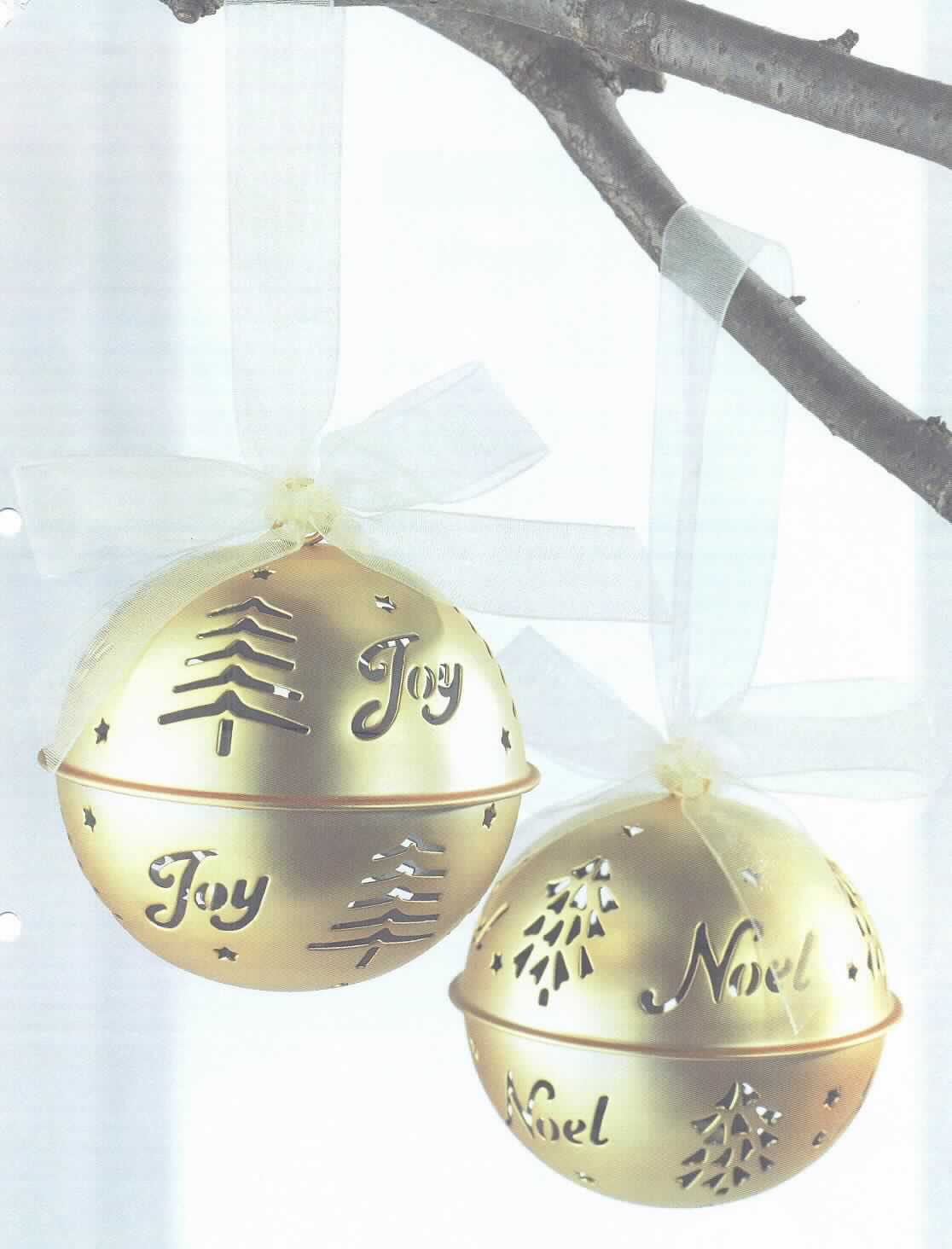 Es handelt sich um goldfarbene, kugelartige Schellen aus unedlem Metall mit einem Durchmesser von etwa 9 cm, die mit Aussparungen in Form von weihnachtlichen Motiven/Schriftzügen versehen und mit einem textilen Aufhängeband ausgestattet sind. Im Inneren befindet sich eine Kugel, die bei Bewegung einen Klang erzeugt.

Abbildung siehe Anlage.

Eine Einreihung als Weihnachtsfestartikel in die Position 9505 kommt nicht in Betracht, da Glocken und ähnliche Waren durch die Anmerkung 1 l) zu Kapitel 95 vom Kapitel 95 ausgenommen sind.

 Derartige Erzeugnisse gehören als "Glocken und ähnliche Waren, nicht elektrisch, aus unedlen Metallen" zum TARIC-Code 8306 1000 00.