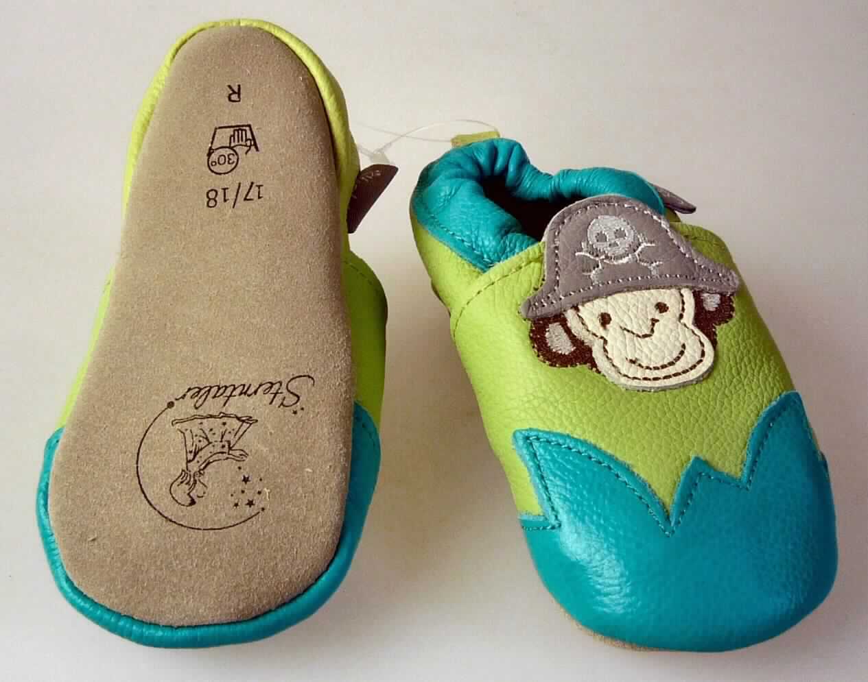 Babyschuhe (lt. Antrag: "Hausschuh Art. 55323", Foto siehe Anlage)
- mit Laufsohlen aus Leder; ohne Hauptsohle aus Holz,
- mit Oberteil (geschlossenes Blatt) aus Leder,
- mit Zierbesatz aus Leder,
- mit aufgesetztem Firmenemblem,
- ohne Metallschutz in der Vorderkappe,
- den Knöchel, jedoch nicht die Wade bedeckend,
- mit einer Länge der Innensohle von weniger als 24 cm

"Schuhe mit Laufsohlen und Oberteil aus Leder, andere als in den UPos.
 6403 1200 bis 6403 5105 genannt, den Knöchel, jedoch nicht die Wade bedeckend, 
 mit einer Länge der Innensohle von weniger als 24 cm"