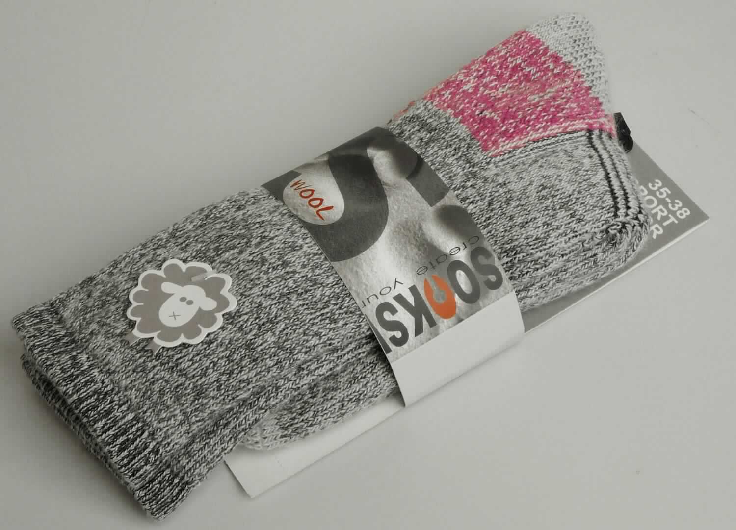 Socken, sog. sport outdoor wool Socke, Art. 1014011, Größe 35 - 38, Foto siehe Anlage,
- als Paar auf einer bedruckten Pappkarte aufgebracht,
- aus bis zu 4 mm dicken, buntgewirkten, unterschiedlich strukturierten Gewirken aus laut Antrag 45 % Wolle,
  30 % Polyacryl und 25 % Polyamid (beides synthetische Chemiefasern),
- schlauchförmig gewirkt und an den Fußspitzen durch Zusammennähen konfektioniert; mit ausgearbeiteter Ferse,
- am oberen Rand mit einem ca. 1 cm breiten, elastischen Abschluss versehen,
- die Knöchel bedeckend, nicht über die Waden reichend.

"Socken aus Gewirken, aus synthetischen Chemiefasern"