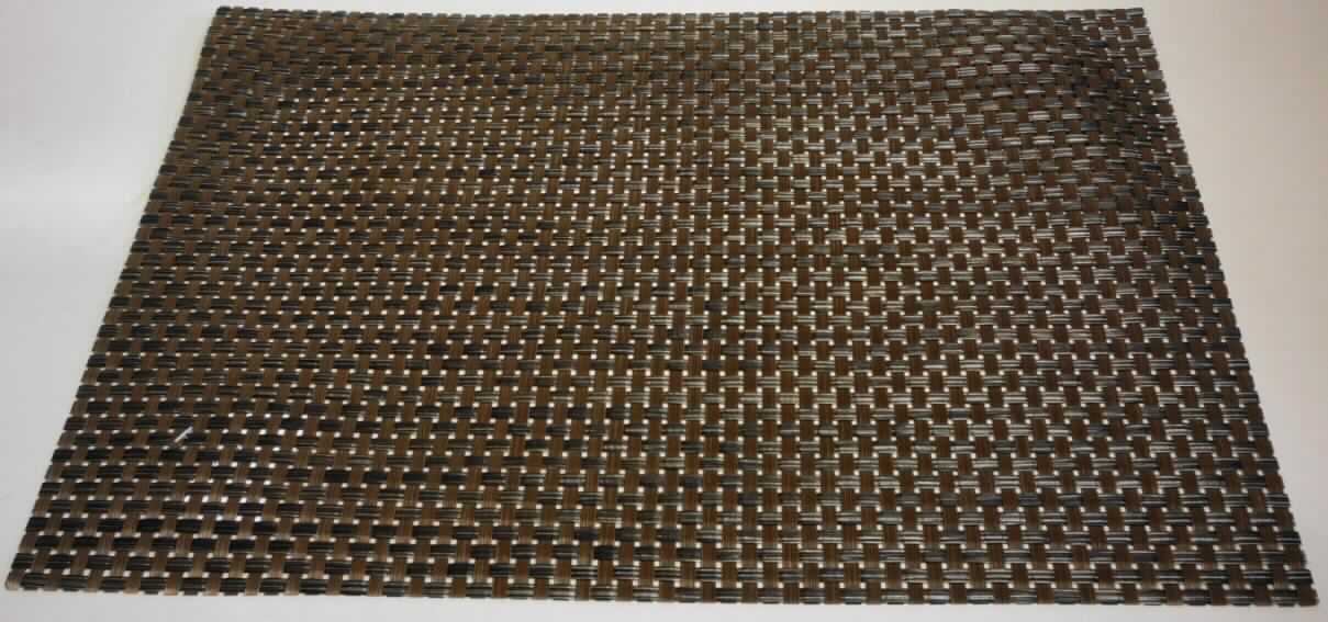 Tischset aus Flechtstoffen
- in Form einer rechteckigen Platzmatte (Abmessungen ca. 30 x 45 cm) gearbeitet,
- hergestellt aus ca. 10 mm bzw. 6 mm breiten, braunen Kunststoffstreifen aus  - lt. 
  Antragsangaben  - PVC und Polyester (Flechtstoff), die in Flächenform verwebt sind,
- an den Rändern durch Verkleben eingefasst,
- mit einem Barcodesticker versehen.

Die Ware ist als "Flechtstoffe, in Flächenform verwebt, nicht aus pflanzlichen Stoffen, keine Geflechte, nicht aus Geflechten oder ähnlichen Waren aus Flechtstoffen"