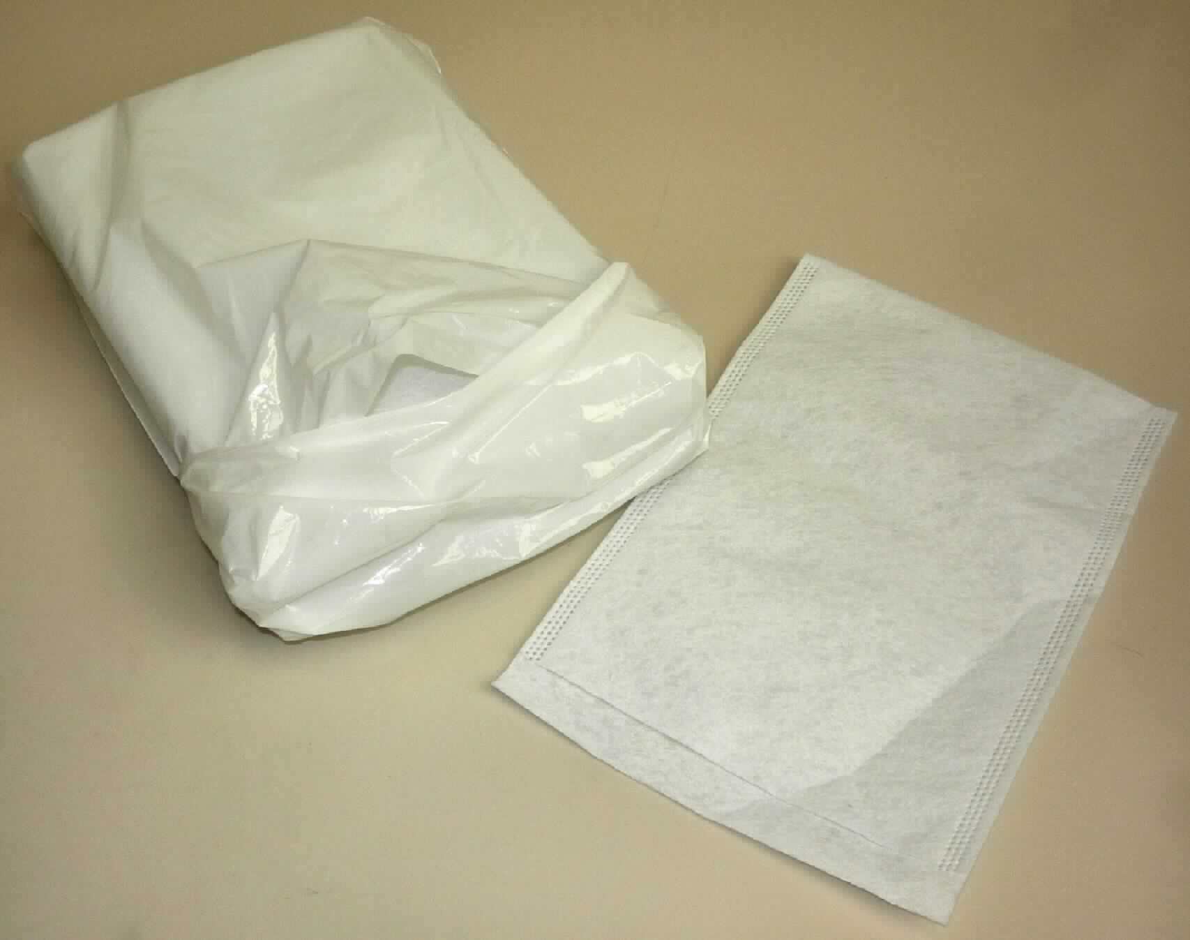 Einweg-Waschhandschuhe, Foto siehe Anlage,
- laut Antrag in einem Polybeutel zu 50 Stück verpackt,
- aus etwa 0,5 mm dickem, einfarbigem Vliesstoff aus laut Antrag 50 % Viskose und 50 % Polyester 
  (beides Chemiefasern), damit keine Ware des Kapitels 40,
- in rechteckiger Form mit den Abmessungen laut Antrag 15 cm x 22,5 cm,
- an einer Schmalseite umgeschlagen und durch Heißversiegeln an den beiden Längsseiten zu einem 
  Waschhandschuh konfektioniert, damit keine Meterware der Position 5603,
- wird als Einmalwaschhandschuh zur Körperpflege laut Antrag in Pflegeheimen verwendet.

"Wäsche zur Körperpflege, aus Spinnstoffen, aus Chemiefasern, aus Vliesstoffen"