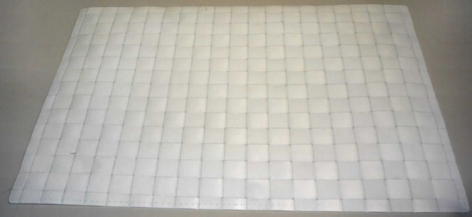 Nach den Antragsangaben und der vorliegenden Warenprobe handelt es sich um eine ca. 45 x 30 cm große, rechteckige Platzmatte. Die Platzmatte besteht aus ca. 2,1 cm breiten, weißen Kunststoffstreifen (Flechtstoff im Sinne der Anmerkung 1 zu Kapitel 46), die in Flächenform miteinander verwebt sind.
Die verwebten Streifen sind an den Rändern mit einer umlaufend geprägten Stanznaht befestigt.

Zolltarifrechtlich handelt es sich um "Flechtstoffe, in Flächenform verwebt, nicht aus pflanzlichen Stoffen, keine Geflechte, nicht aus Geflechten oder ähnlichen Waren aus Flechtstoffen".