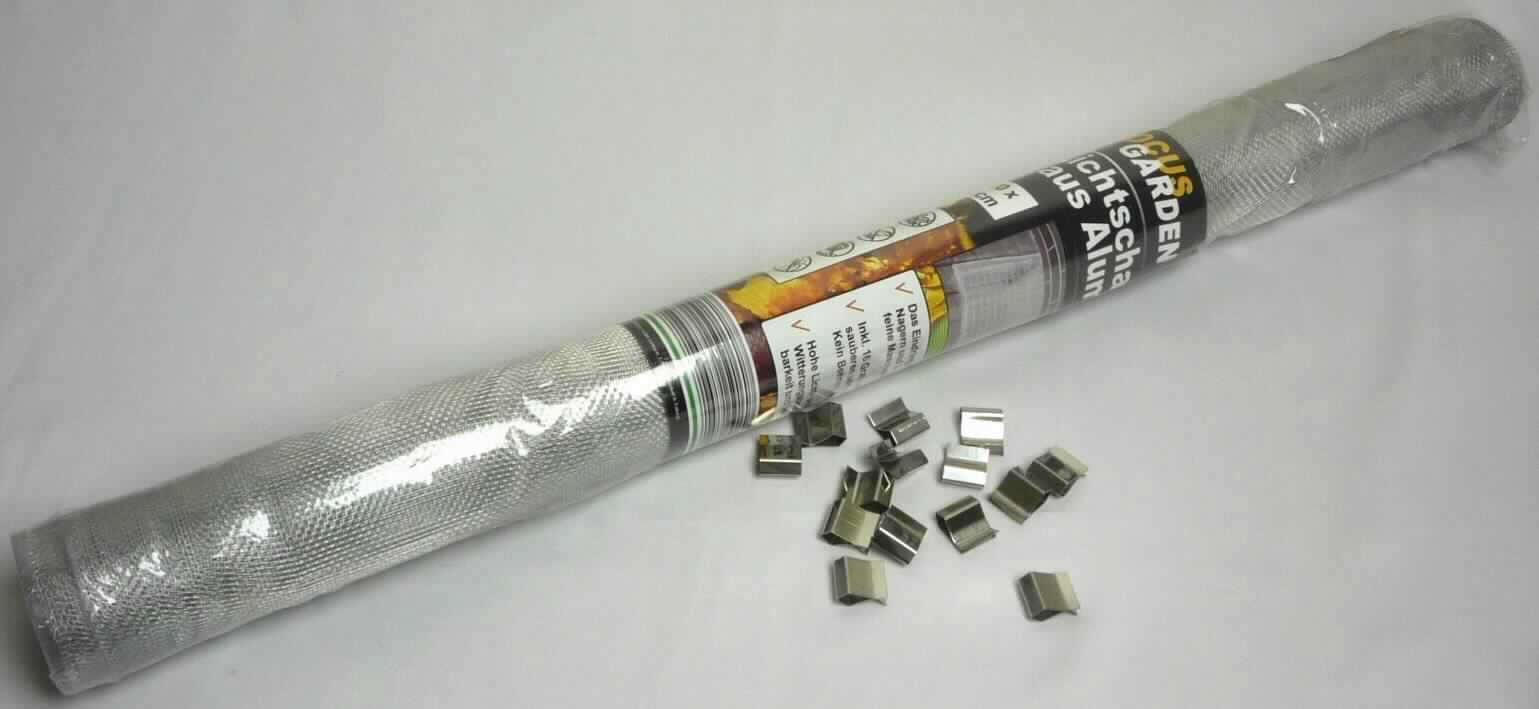 Es handelt sich um sog. Lichtschachtnetze, im Wesentlichen bestehend aus einem rechteckig zugeschnittenen Gewebe aus Aluminiumdraht (maximale Querschnittsabmessung: ca. 0,2 mm). Die Erzeugnisse dienen als Schmutz- und Nagerschutz für einen Lichtschacht. Sie sind auf einer Papprolle aufgerollt und gemeinsam mit sechszehn Befestigungsklammern aus Stahl in Kunststofffolie für den Einzelverkauf aufgemacht.
Abmessungen: 120 x 60 cm
-Materialangaben laut Antragsteller-

Aufgrund des Umfangs und der Bedeutung für die Verwendung ist das Gewebe aus Aluminiumdraht als charakterbestimmend anzusehen.

Abbildung siehe Anlage.

Derartige Erzeugnisse gehören als "andere Waren aus Aluminium, Gewebe aus Aluminiumdraht" zum TARIC-Code 7616 9100 00.
