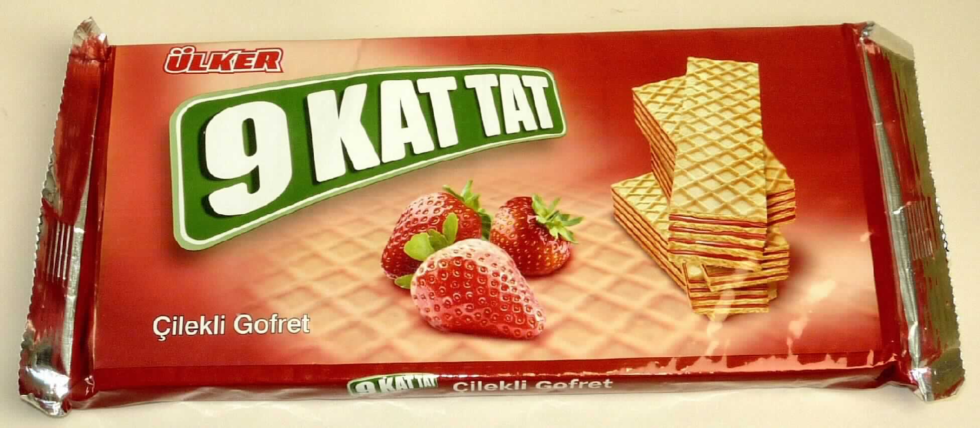 Waffeln

Antragsangaben:
386-1 Ülker 9 KAT TAT Waffeln mit Cremefüllung mit Erdbeergeschmack 120 g
Daten laut beiliegender Rezeptur:
Milchfett: 0,0 %
Milchprotein: 0,5 %
Stärke/Glucose: 27 %
Zucker: 29 %

Beschaffenheit des vorgelegten Warenmusters:
Bunt bedruckter Kunststoffschlauchfolienbeutel; der Aufdruck enthält Angaben zum Erzeugnis 
(Strawberry Wafers; 120 g) und zu den Zutaten (siehe Feld 8); darin quaderförmige Waffelriegel
(ca. 5 cm x 1,7 cm x 1,5 cm) aus 5 hellbeigefarbenen Waffelblättern, die mit einer rosafarbenen 
Fettcreme gefüllt sind; Geschmack nach Waffelgebäck mit Erdbeere, süß.

Wassergehalt*: 10 GHT oder weniger
Milchfett*: weniger als 1,5 GHT
Milchprotein*: weniger als 2,5 GHT
Stärke/Glucose**: 25 bis weniger als 50 GHT
Saccharose/Invertzucker/Isoglucose***: 30 bis weniger als 50 GHT

*: Antragsangaben
**: festgestellt gemäß VO (EG) 900/2008, VO (EU) 118/2010
***: festgestellt gemäß VO (EG) 900/2008

Backware, Waffel mit einem Wassergehalt von 10 GHT oder weniger, nicht mit Schokolade 
oder kakaohaltigen Überzugsmassen überzogen oder bedeckt, nicht gesalzen