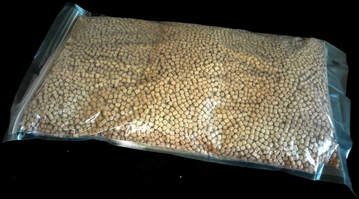 Alleinfutter für Krallenfrösche

Antragsangaben: Futter speziell für die Haltung von Krallenfröschen je nach Entwicklungsstufe in unterschiedlichen Größen von Pulver bis zu großen Extrudaten. Zusammensetzung (Auszug): Fischmehl, Fleischmehl, Sojabohnenmehl, Maismehl, Weizenmehl, getrocknete Hefe, Molke, Vitamine und Mineralien. Stärke in der Ware: 10 bis 30 GHT. Milcherzeugnisse in der Ware: weniger als 10 GHT. 

Beschaffenheit des vorgelegten Warenmusters: braune, harte, zylinderförmige Extrudate. Durchmesser ca. 5 mm, Höhe ca. 6 mm (Bezeichnung laut Klebeetikett: SA 05960).

Zubereitung von der zur Fütterung verwendeten Art, kein Hunde- oder Katzenfutter in Aufmachung für den Einzelverkauf, mit einem Gehalt an Stärke von mehr als 10 bis 30 GHT, keine Milcherzeugnisse enthaltend, oder mit einem Gehalt an Milcherzeugnissen von weniger als 10 GHT, andere.