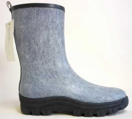 Stiefel (lt. Antrag: "Gummistiefel für Damen und Herren", siehe Foto)
- wasserdicht,
- mit Laufsohlen aus Kautschuk und Oberteil aus Kautschuk (nicht durch Nähen, Nieten, 
  Nageln, Schrauben, Stecken oder ähnliche Verfahren zusammengefügt),
- ohne Metallschutz in der Vorderkappe,
- den Knöchel, jedoch nicht das Knie bedeckend