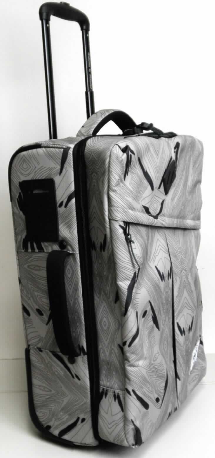 Reisekoffer, sog. Trolley Campaign, Art.-Nr. 10041, Abbildung siehe Anlage, 
- mit einer Außenseite aus Spinnstoffen, 
- mit den Abmessungen von ca. 36 (B) x 22 (T) x 58 (H) cm, 
- am Boden mit zwei Rollen ausgestattet, 
- formstabil; mit einem ausziehbaren Griff zum Ziehen des Koffers auf Rollen und mit einem Griff aus Kunststoff, 
- mit jeweils einem Handtragegriff auf der Oberseite und an einer Längsseite,
- an der Oberseite mit einem Reißverschlusseinsteckfach sowie mit einem Vorfach mit Reißverschluss, 
- mit einem Hauptfach mit einem an drei Seiten umlaufenden Doppelreißverschluss, 
- - innen auf beiden Seiten mit durchbrochenem Gewirke (Netz) ausgestattet, jeweils zu öffnen mit einem an drei 
    Seiten umlaufenden Reißverschluss, ansonsten innen ohne weitere Einteilung oder Ausstattung; gefüttert, 
- keine Hinweise auf Handarbeit.

"Reisekoffer, mit Außenseite aus Spinnstoffen, nicht handgearbeitet"