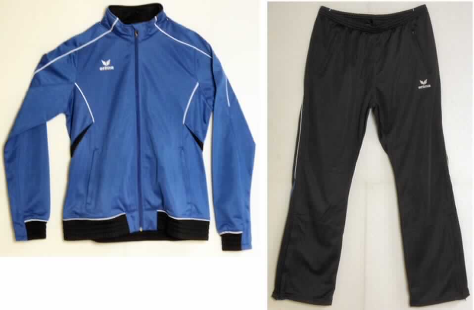 Trainingsanzug, sog. Shiny Anzug für Damen, Art. 102241, Größe 38, Foto siehe Anlage,
- bestehend aus einem Oberteil und einer langen Hose; gemeinsam für den Einzelverkauf
  aufgemacht,
- aus verschiedenen, ca. 1,0 mm dicken, einfarbigen, innen gerauten Gewirken aus laut Antrag
  100 % Polyester (synthetische Chemiefasern); ungefüttert,
- erkennbar dazu bestimmt, ausschließlich oder im Wesentlichen bei der Ausübung eines
  Sports getragen zu werden, 
- Oberteil:
-- über die Taille reichend (Rückenlänge: 65 cm),
-- mit einem Stehkragen,
-- mit langen Ärmeln, mit elastischen, verengenden Bündchen,
-- mit einer durchgehenden Öffnung mit Reißverschluss, mit einer kurzen Überlappung von links 
   über rechts,
-- mit zwei eingesetzten Taschen mit Reißverschluss unterhalb der Taille,
-- am unteren Rand mit einem angesetzten, elastischen, nicht verengenden Bund,
- lange Hose: 
-- in der Taille abschließend, mit einem elastischen Bund, mit Kordelzug,
-- ohne Öffnung und ohne Verschluss,
-- mit zwei eingesetzten Seitentaschen, mit Reißverschluss,
-- mit knöchellangen Hosenbeinen, mittels Reißverschlüssen am unteren Bein im Umfang erweiterbar,
   an den Beinabschlüssen gesäumt.

"Trainingsanzug, aus Gewirken, aus synthetischen Chemiefasern"