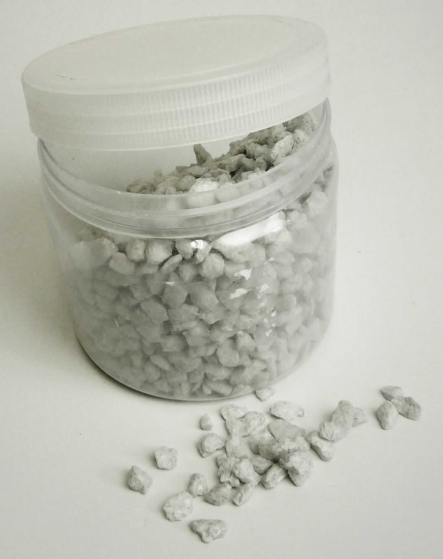 Angaben:
Deko Steinsplitter; Kieselsteine; Splitter gefärbt.

Warenbeschaffenheit:
ungefärbte, unregelmäßig geformte, kleine Steinchen, überwiegend grau mit dunkelgrau-schwarzen Stellen.
Nach dem Ergebnis der Untersuchungen handelt es sich im Wesentlichen um Dolomit.

Befund:
Körnungen, Splitter und Mehl von Steinen der Positionen 2515 und 2516