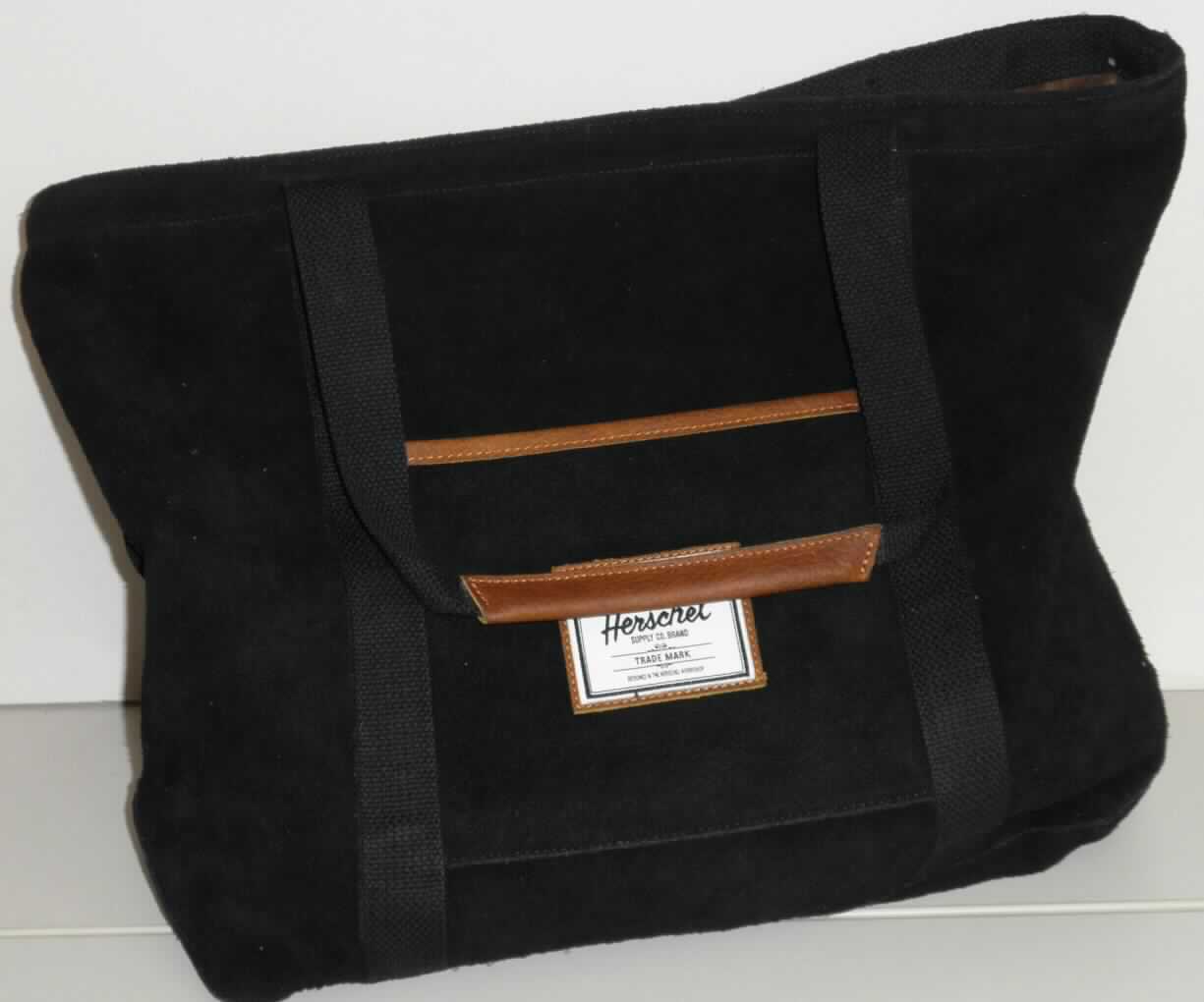 Einkaufstasche, sog. Shopper aus Leder alexander, Artikel 10125, Foto siehe Anlage,
- aus Leder; auf einer Seite mit einem aufgenähten Etikett aus Spinnstoffen,
- mit zwei aufgenähten Trageriemen; mit "Griffen" aus kontrastfarbenem Leder,
- außen auf einer Seite mit einem aufgesetzten Einsteckfach,
- innen gefüttert; mit einem aufgesetzten Einsteckfach,
- ohne Verschluss,
- in den Abmessungen: ca. 39 cm (Breite) x 36 cm (Höhe) x 16 cm (Tiefe),
- zur Aufnahme größerer Gegenstände geeignet,
- nicht handgearbeitet (laut Antrag).

"Einkaufstasche, mit Außenseite aus Leder, nicht handgearbeitet"