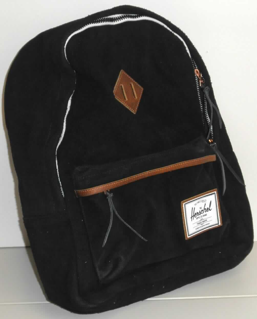 Rucksack, sog. Rucksack aus Leder cleerfield, Artikel 10123, Foto siehe Anlage,
- aus Leder; auf der Vorderseite mit aufgenähten Etikett aus Spinnstoff,
- mit zwei verstellbaren, gepolsterten Rückentragegurten versehen, 
- auf der Vorderseite mit einem aufgesetzten, gefütterten Vorfach, in dem ein Karabinerhaken aus Kunststoff
  angenäht ist,
- mit einem Hauptfach:
- - gefüttert; mit einem Einsteckfach versehen,
- Vor- und Hauptfächer jeweils mit einem Reißverschluss zu öffnen; an den Zippern mit schmalen Bändern aus
  Leder verziert,
- in den Abmessungen: ca. 47 cm (Höhe) x 36 cm (Breite) x 13 cm (Tiefe),
- ohne Hinweise auf Handarbeit.

"Rucksack, mit Außenseite aus Leder, nicht handgearbeitet"