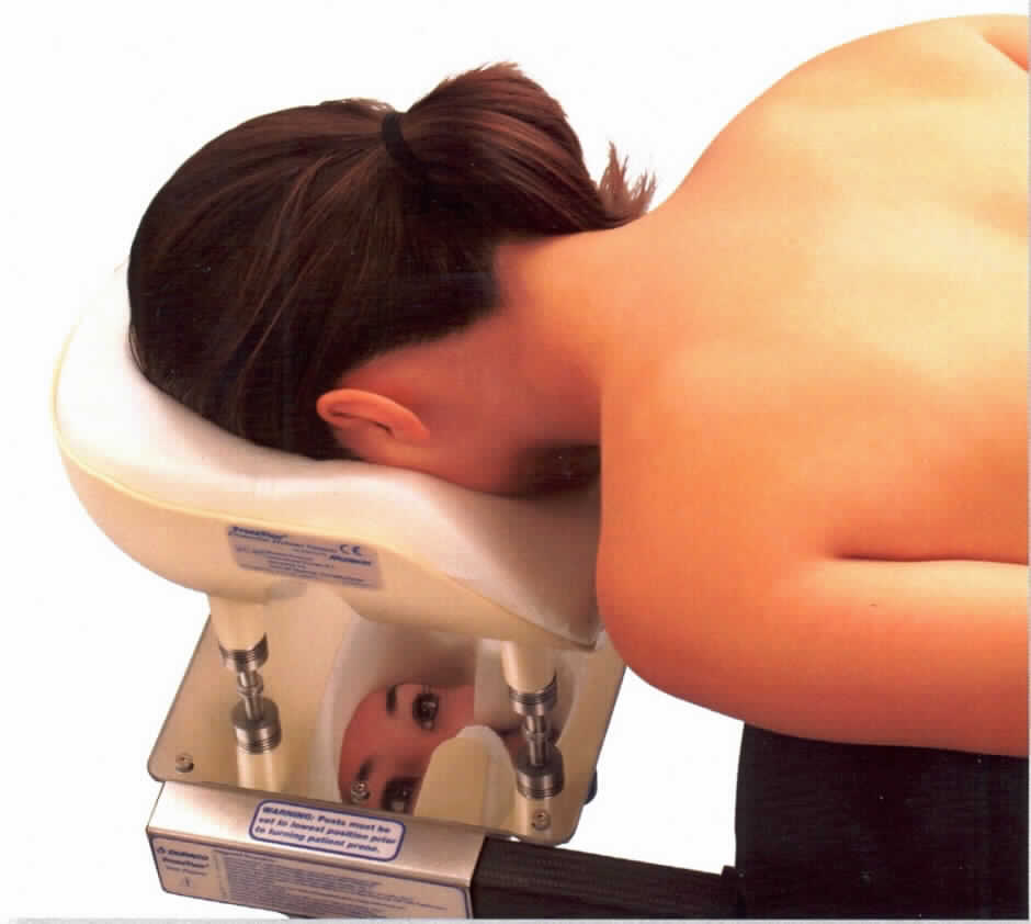 Bei dem sog. ProneView®Helmsystem handelt es sich um ein medizinisches Kopflagerungssystem (siehe Foto), bestehend aus einer Basisschale aus Kunststoff, Einmalpolstereinsätzen aus Polyurethan (Dicke ca. 12,5 cm) mit anatomisch zugeschnittenen Aussparungen und einem höhenverstellbaren Beobachtungsspiegel mit flexiblen Haltevorrichtungen, um Bewegungen des Kopfes in der Halteschale auszugleichen. Die drei Bestandteile des Kopflagerungsystems sind erkennbar zusammengehörig und stellen Standardkomponenten eines Operationstisches für chirurgische Eingriffe in Bauchlage dar (z.B. Wirbelsäulenchirurgie). Das System stellt sich als erkennbares spezielles Teil eines Operationstisches (Modular Table System MTS) derselben Herstellerfirma dar und dient dem Kopf- und Augenschutz.

Die Ware ist als "Teil eines Möbels für die Chirurgie (Operationstisch)" einzureihen.