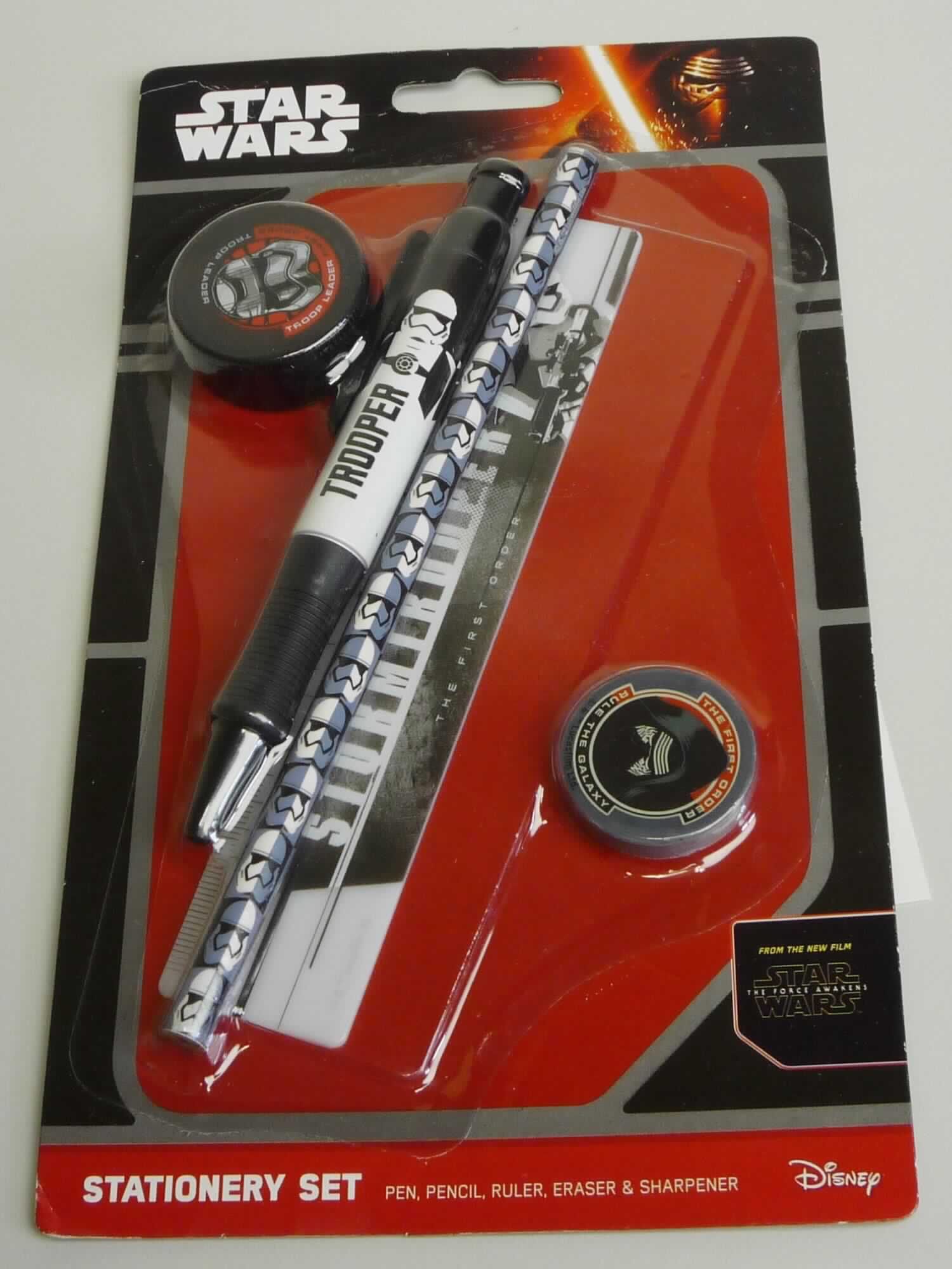 Bei der als "Star Wars Schreibset" bezeichneten Ware handelt es sich um eine Warenzusammenstellung in Aufmachung für den Einzelverkauf bestehend aus:

-	einem Lineal aus Kunststoff zur Längenmessung bis 15 cm
-	einem Bleistift mit festem Schutzmantel aus Holz
-	einem Radiergummi aus Kautschuk oder Kunststoff
-	einem Kugelschreiber mit auswechselbarer Mine
-	einem Anspitzer

Auf den Erzeugnissen sind Figuren aus den Star Wars Filmen abgebildet. 
Ein charakterbestimmender Bestandteil kann nicht ermittelt werden, so dass die auf einer bedruckten Pappkarte aufgeblisterte Warenzusammenstellung in die zuletzt genannte, der in Frage kommenden Positionen eingereiht wird.

Das Set wird als "Stift mit festem Schutzmantel, Bleistift" eingereiht.