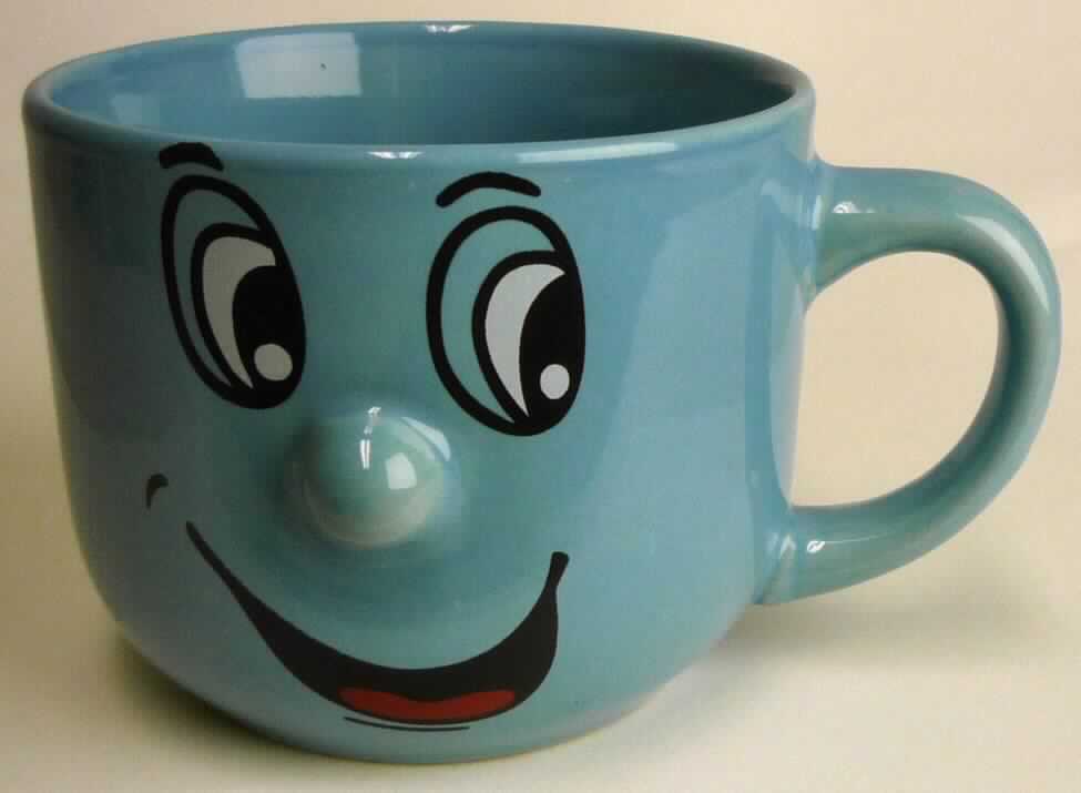 Geschirr aus Porzellan, sog. Jumbobecher, Foto siehe Anlage,
- glasierte, becherartige Tasse mit Henkel; in verschiedenen Farben (blau, orange, gelb und grün),
- mit einem stilisierten Gesicht als Aufdruck (Nase aus Oberfläche herausgearbeitet),
- mit einer Höhe von ca. 8 cm und einem Durchmesser am oberen Rand von ca. 9,7 cm,
- keramisches Erzeugnis, nach der Formgebung gebrannt, tonmineralhaltiges Material enthaltend,
- aus Porzellan (nach den überprüften Antragsangaben).  

"Geschirr, aus Porzellan"