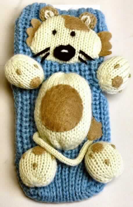Bekleidungszubehör für Kleinkinder, sog. Kinder Socken, Foto siehe Anlage,
- aus einfarbigen Gestricken aus laut Antrag 94 % Acryl und 6 % Polyester (beides synthetische Chemiefasern),
- schlauchförmig abgepasst gewirkt (u. a. somit konfektioniert),
- den Knöchel bedeckend, 
- mit einem Fußmaß (gemessen von der Spitze bis zum Fersenscheitelpunkt) von ca. 13,5 cm,
- auf der Fußoberseite mit einem aufgenähten, stilisierten Löwen aus Gestricken; teilweise mit Besätzen aus 
  augenscheinlich Vliesstoff aus Spinnstoffen versehen; mit Wattierungsstoff gefüllt,
- mit aufgebrachten Silikonnoppen zur Erhöhung der Rutschfestigkeit auf der Lauffläche, das keine angebrachte 
  Laufsohle darstellt (somit kein Schuh des Kapitels 64),
- wird aufgrund der Abmessungen als Bekleidungszubehör für Kleinkinder von der Position 6111 erfasst (somit 
  keine Ware der Position 6115).

"Bekleidungszubehör (Socken) aus Gestricken, für Kleinkinder, aus synthetischen Chemiefasern"