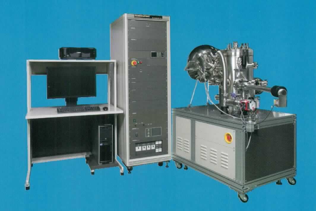 Röntgenapparat für industrielle Zwecke, so genanntes  Scanning XPS Microprobe, PHI VersaProbe II, im Wesentlichen bestehend aus einem Geräteschrank, u. a. mit Vakuumsystem, monochromatisierter Röntgenquelle, Ionenkanone, hemisphärischem Analysator und Elektronik-Einschüben zur Steuerung vorgenannter Geräte sowie Computer, Monitor und Drucker für die Darstellung und Ausgabe der Messwerte. Die Geräte sind durch Kabel verbunden und bilden eine funktionelle Einheit.
Äußere Form: siehe Abbildung in der Anlage.
Durch Bestrahlung einer Probe mit fokussiertem Röntgenstrahl werden sog. Photoelektronen freigesetzt, deren Energie und Intensität spektral gemessen wird. Auf diese Weise kann die qualitative und quantitative chemische Zusammensetzung von Probenoberflächen (z. B. von Katalysatoren, Isolatoren, Kunststoffen) bestimmt werden.

Die Ware wird als "Röntgengerät für andere Zwecke als in den Unterpositionen (KN) 9022 1200 bis 9022 1400 erfasst" eingereiht.