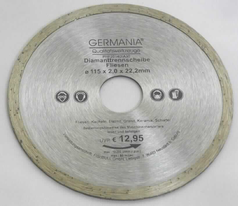 Angaben:
Diamanttrennscheibe Fliesen; Durchmesser: 115 mm; Schnittbreite: 2,0 mm; Bohrung: 22,23 mm; Verwendungszweck: für alle handelsüblichen Winkelschleifer geeignet, nicht zum Trennschleifen von Halbleiterscheiben (Wafers) geeignet; Zusammensetzung: s. vertrauliche Daten.

Warenbeschaffenheit:
Verpackt im Originalkarton mit u.a. der Aufschrift "Diamanttrennscheibe Fliesen; Durchmesser: 115 mm, Schnittbreite: 2,0 mm, Bohrung: 22,23 mm; Anwendung: Fliesen, Kacheln, Eternit, Granit, Keramik, Schiefer" befindet sich eine runde, silber-graue Metallscheibe mit u.a. der Aufschrift "Diamanttrennscheibe Fliesen, 115 x 2,0 x 22,2 mm" und einem ca. 0,5 cm breitem Rand, welcher aus Schleifstoffen besteht.

Befund:
Schleifsteine und dergleichen, ohne Gestell, zum Schneiden oder Trennen, aus agglomerierten synthetischen oder natürlichen Diamanten, andere