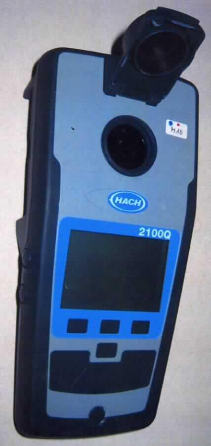 Gerät für physikalische Untersuchungen, optische Strahlen (sichtbares Licht) verwendend, nicht von den UPos 9027 1010 bis 9027 3000 erfasst, sog. Portables Weißlicht-Trübungsmessgerät 2100 Q, im Wesentlichen bestehend aus einem tragbaren, batteriebetriebenen Messgerät im Kunststoffgehäuse mit Steckmodulanschluss (Abmessungen ca. 23 x 11 x 7,6 cm, Gewicht 530 g) mit einem Flüssigkristalldisplay, Bedienelementen, einer mit Klappdeckel verschließbaren Probenkammeröffnung und einer Lichtquelle (Glühlampe), in Warenzusammenstellung mit einem Satz Batterien, einem Set von vier Küvetten mit Kalibrierlösung und einem Satz von sechs leeren Messküvetten in einem Kunststofftragekoffer für den Einzelverkauf aufgemacht.
In das Trübungsmessgerät werden mit Wasser (Trinkwasser, Abwasser, Spülwasser) befüllte Messküvetten eingestellt, mit einem Lichtstrahl durchleuchtet und die Wasserqualität durch Berechnung einer Trübungseinheit ermittelt.